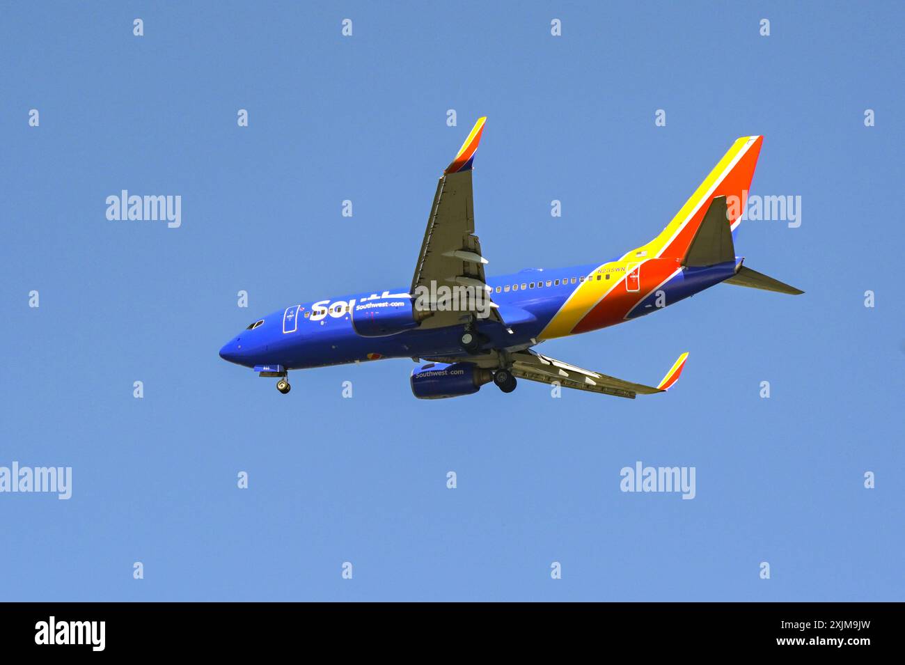 Alexandria, Virginia, USA - 1 maggio 2024: Boeing 737 Max jet (registrazione N235WN) operato dalla compagnia aerea budget Southwest Airlines in volo Foto Stock