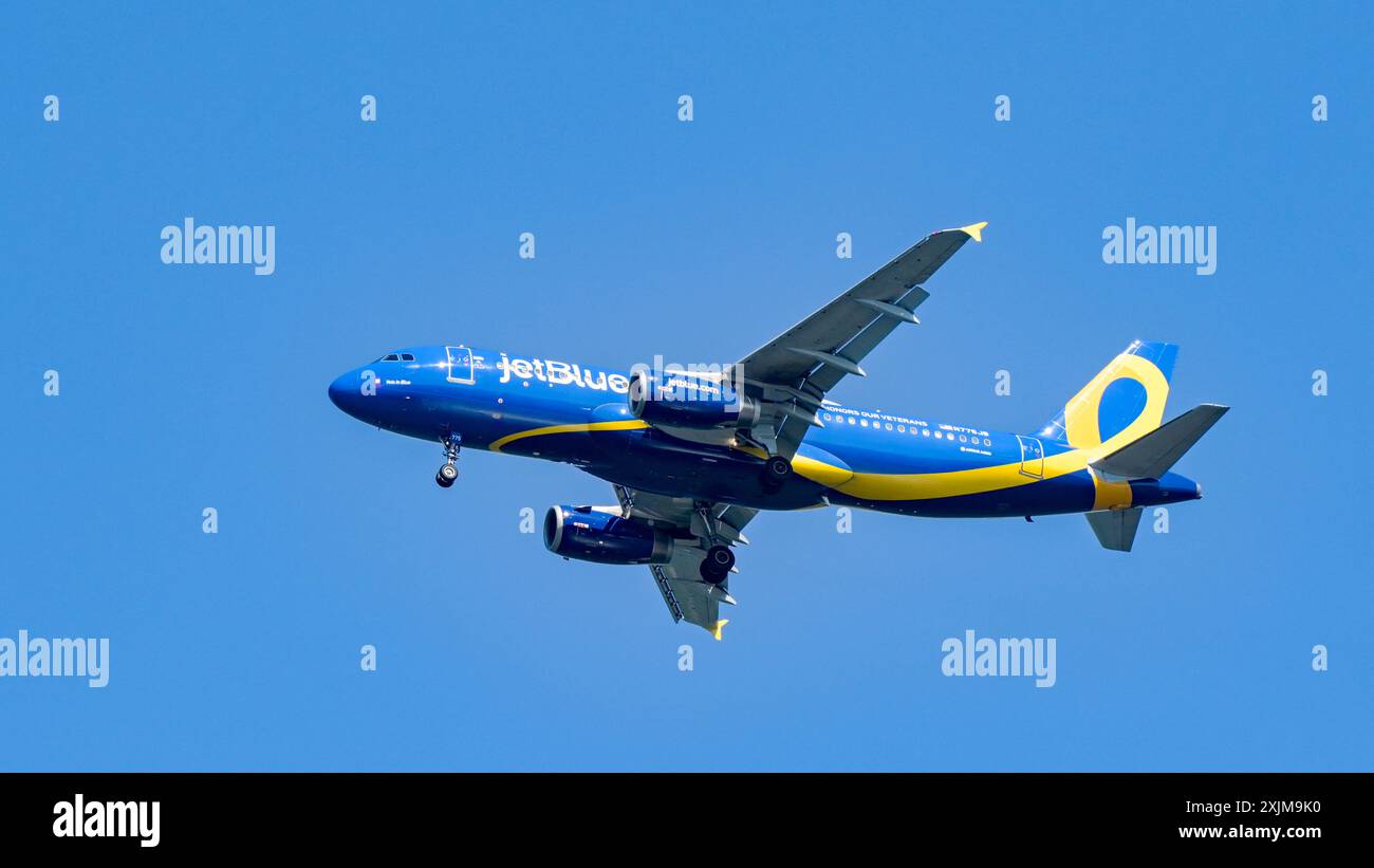 Alexandria, Virginia, Stati Uniti d'America - 1 maggio 2024: Airbus A320 jet (registrazione N775JB) operato da JetBlue in volo con design veterani Foto Stock