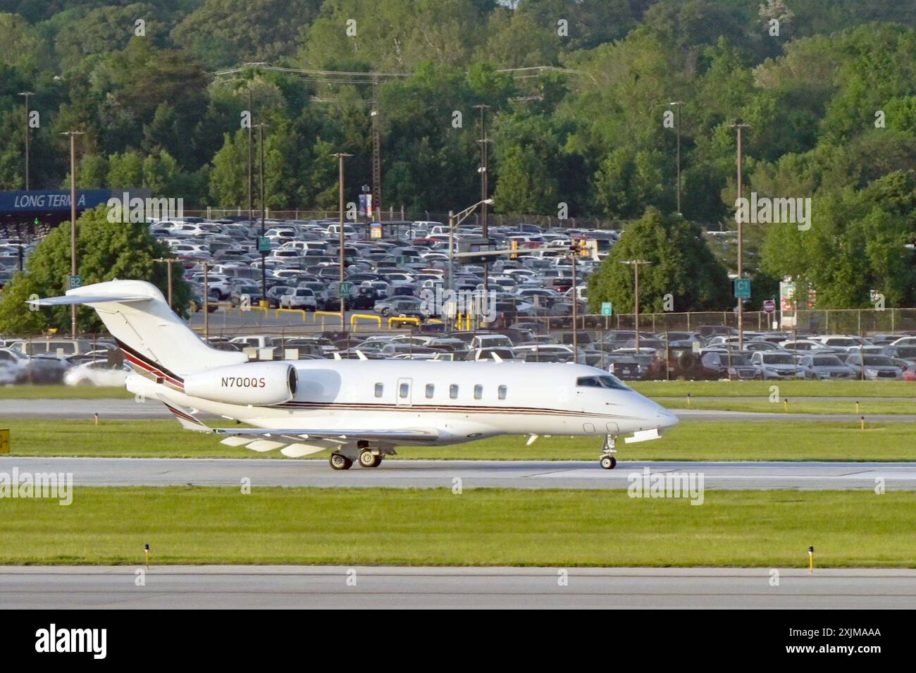 Baltimora, Maryland, USA - 3 maggio 2024: Bombardier Challenger 350 jet executive privato (registrazione N700QS) di proprietà di NETJETS Foto Stock
