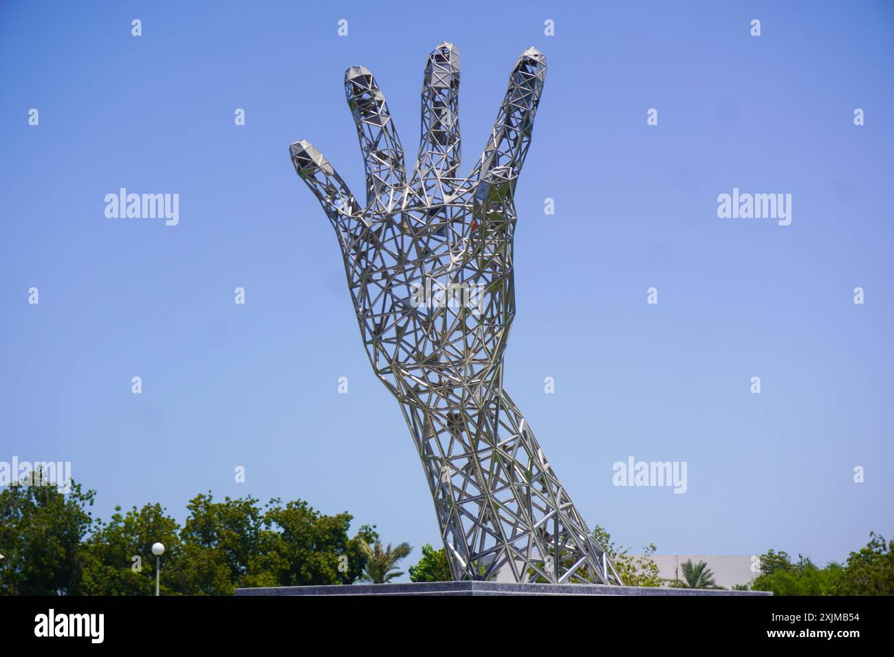 Scultura per lo Sheikh Tamim Bin Hamad al Thani International Anti-Corruption Excellence Award in un parco vicino allo Sheraton Hotel sulla Corniche di Doha Foto Stock