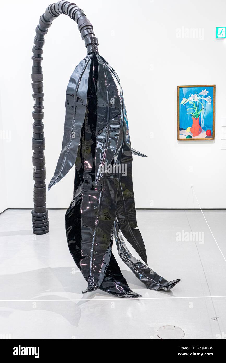 Wandering Palm 2011 di Eva Rothschild, una mostra in alluminio, pelle verniciata e jesmonite nel museo d'arte e galleria Hepworth Wakefield, Wa Foto Stock