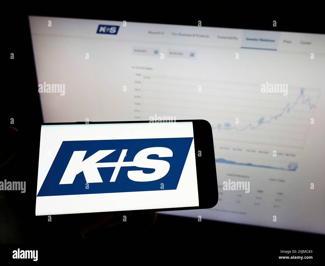 Stoccarda, Germania, 05-21-2022: Persona che detiene un telefono cellulare con il logo della società mineraria tedesca KS AG (K Plus S) sullo schermo davanti al web aziendale Foto Stock