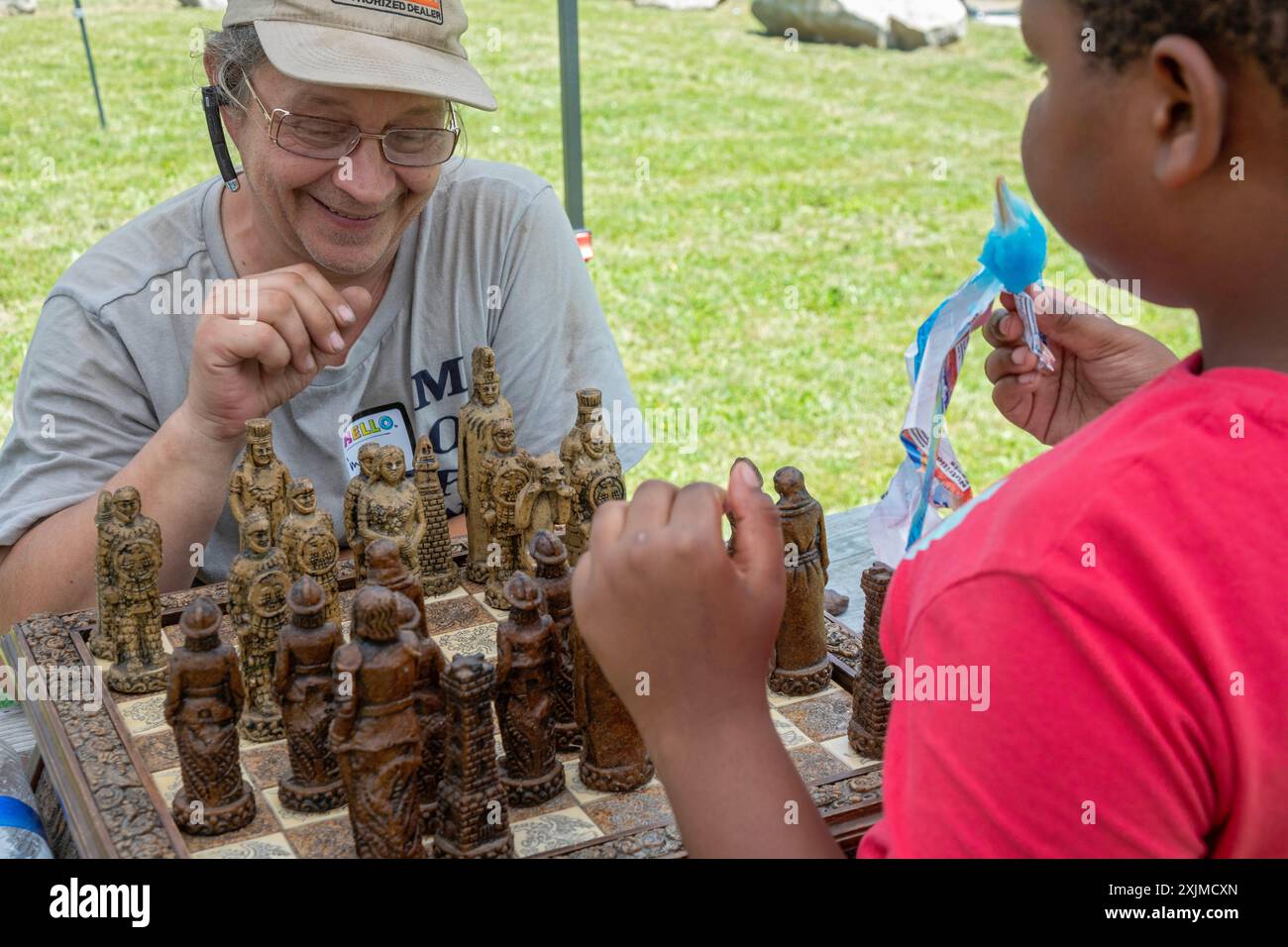 Detroit, Michigan - Una partita di scacchi all'annuale picnic "Summer Sizzler" e festa tenuta da due quartieri di Detroit, Morningside e East English Villa Foto Stock