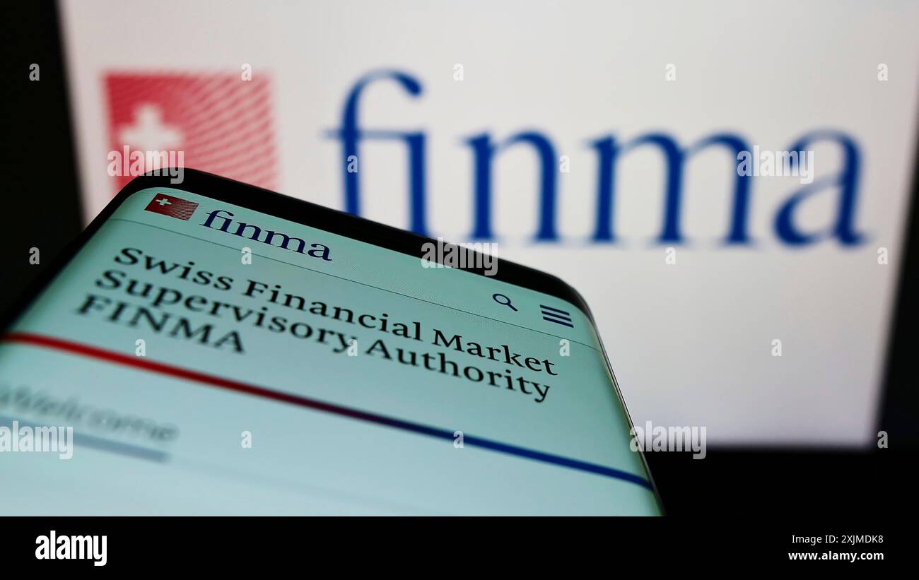 Stoccarda, Germania, 06-04-2022: Telefono cellulare con sito web dell'Autorità svizzera di vigilanza dei mercati finanziari (FINMA) sullo schermo davanti al logo. Concentrati Foto Stock