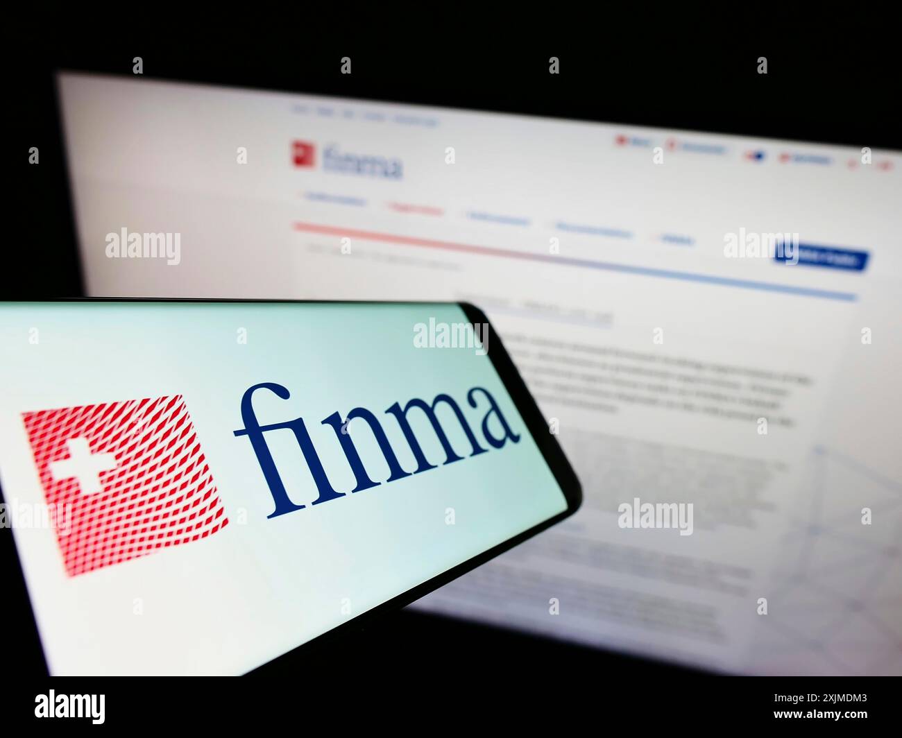 Stuttgart, Germania, 06-04-2022: Smartphone con logo dell'Autorità svizzera di vigilanza dei mercati finanziari (FINMA) sullo schermo davanti al sito web. Concentrati su Foto Stock
