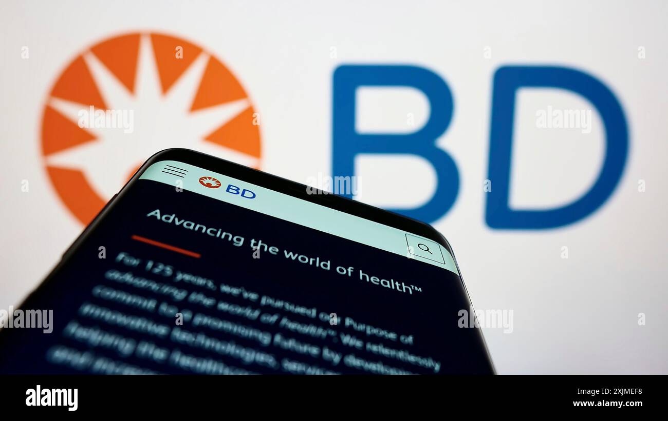 Stoccarda, Germania, 06-11-2022: Smartphone con sito web della società medica americana Becton, Dickinson and Co (BD) sullo schermo davanti al logo. Concentrati Foto Stock