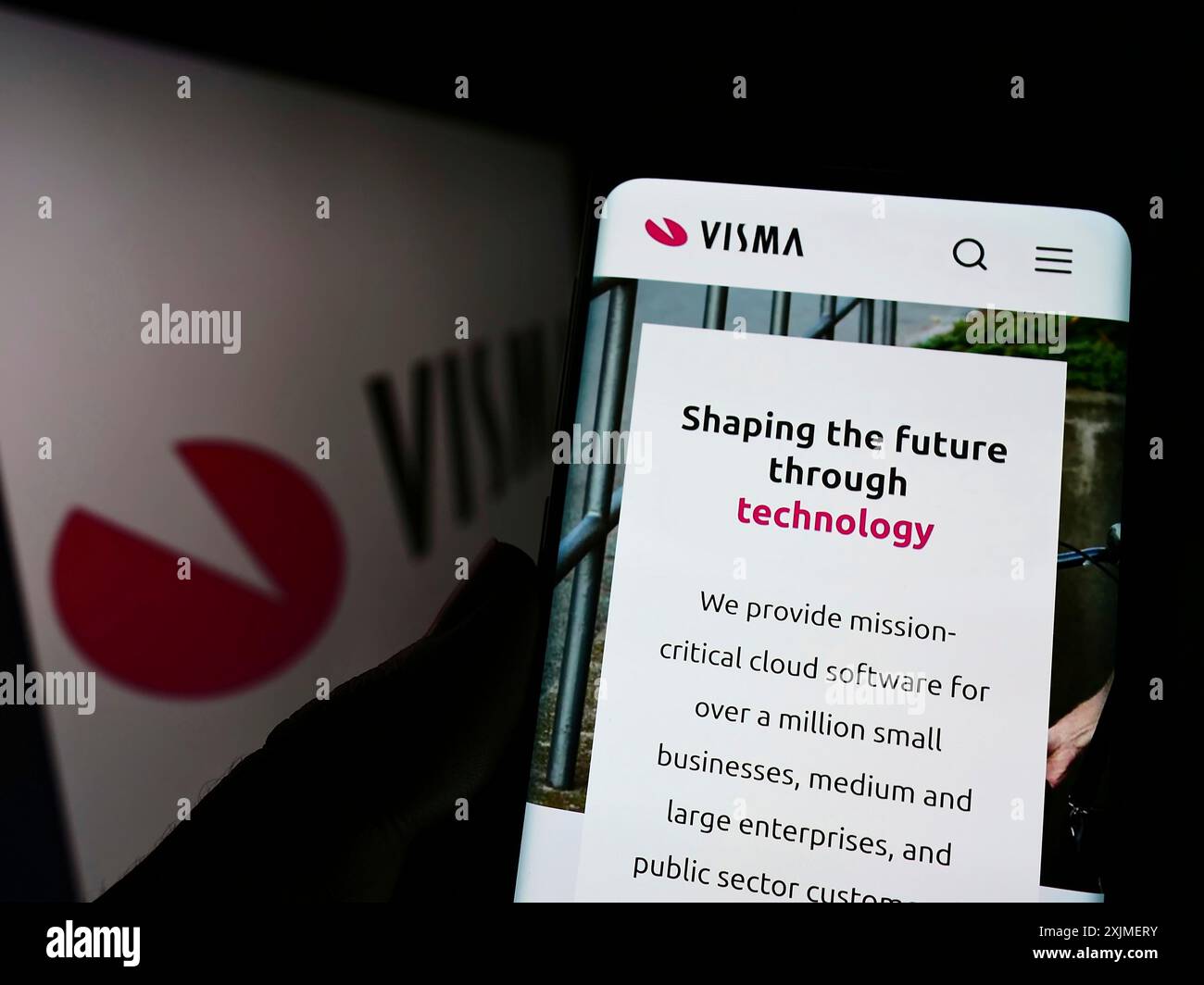 Stoccarda, Germania, 06-12-2022: Persona che detiene il cellulare con il sito web della società norvegese di software Visma COME sullo schermo davanti al logo. Concentrati su Foto Stock