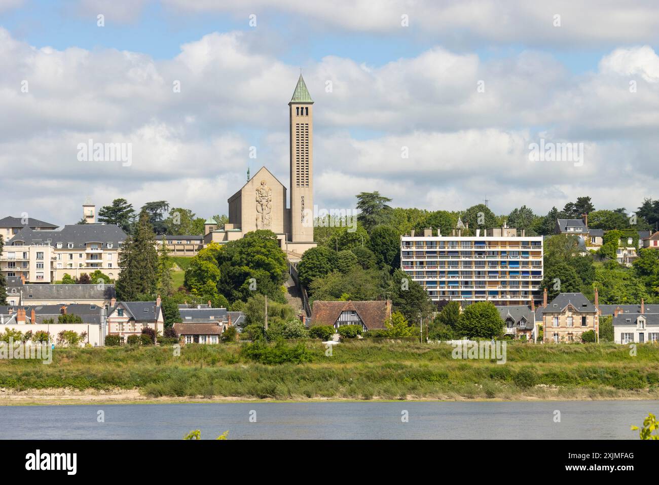 Vista panoramica della basilica di Notre Dame de la trinité nella città medievale di Blois vista da Vienne attraverso la riva del fiume della Loira, Loir-et-Cher in Francia Foto Stock