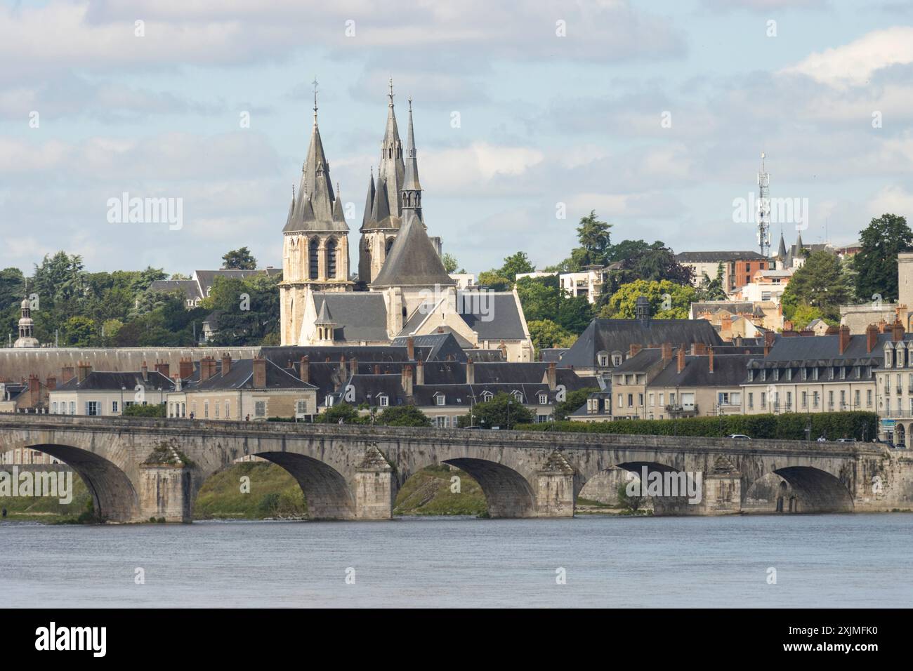 Chiesa di San Nicola, città medievale di Blois con il ponte Jacques-Gabriel visto da Vienne attraverso la riva del fiume Loir-et-Cher Foto Stock