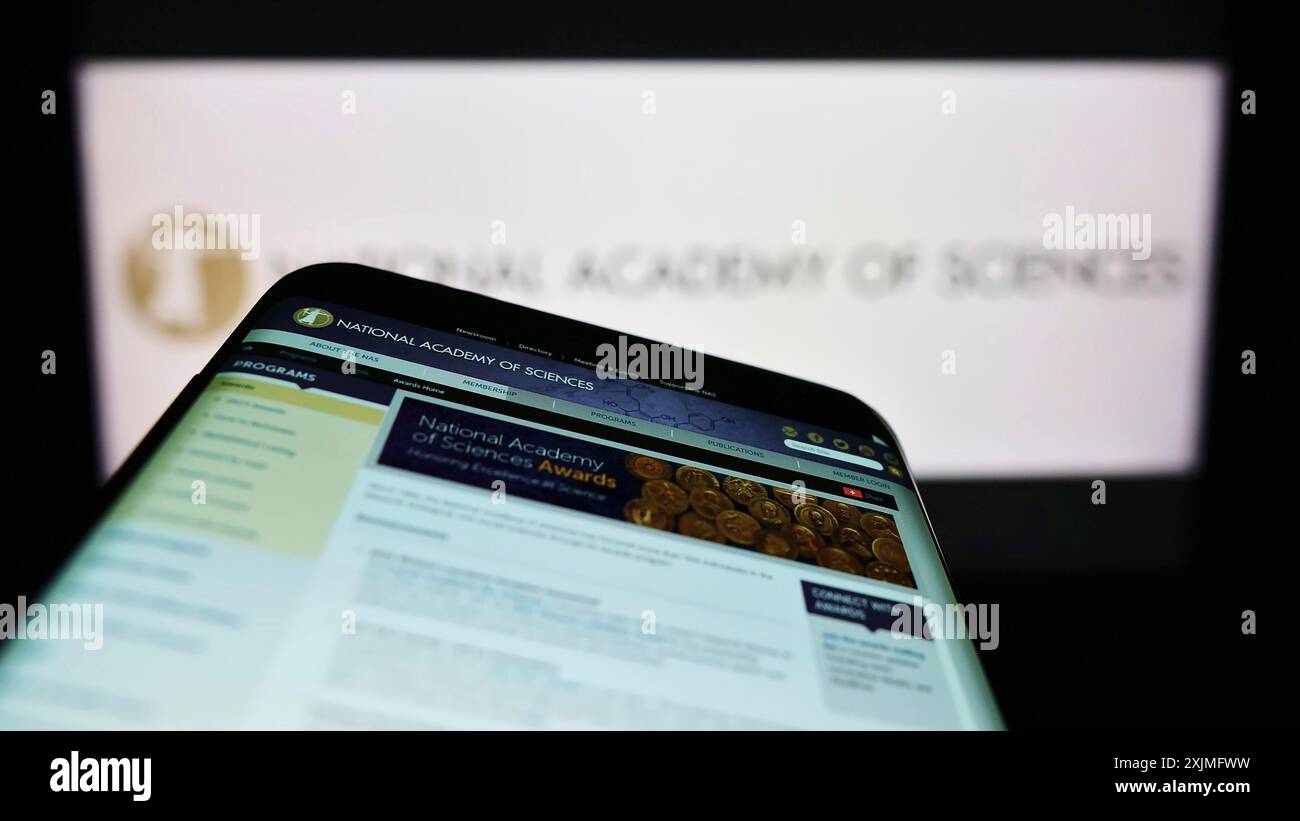 Stoccarda, Germania, 06-25-2022: Smartphone con sito web della National Academy of Sciences (NAS) sullo schermo davanti al logo. Concentrati sulla parte superiore sinistra del telefono Foto Stock