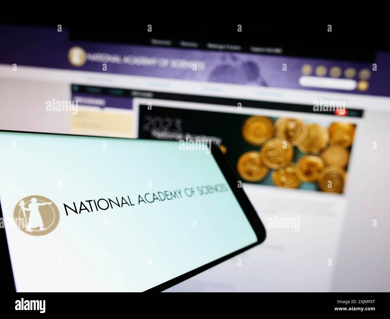 Stoccarda, Germania, 06-25-2022: Telefono cellulare con logo della National Academy of Sciences (NAS) sullo schermo davanti al sito web. Concentrati sulla sinistra del telefono Foto Stock