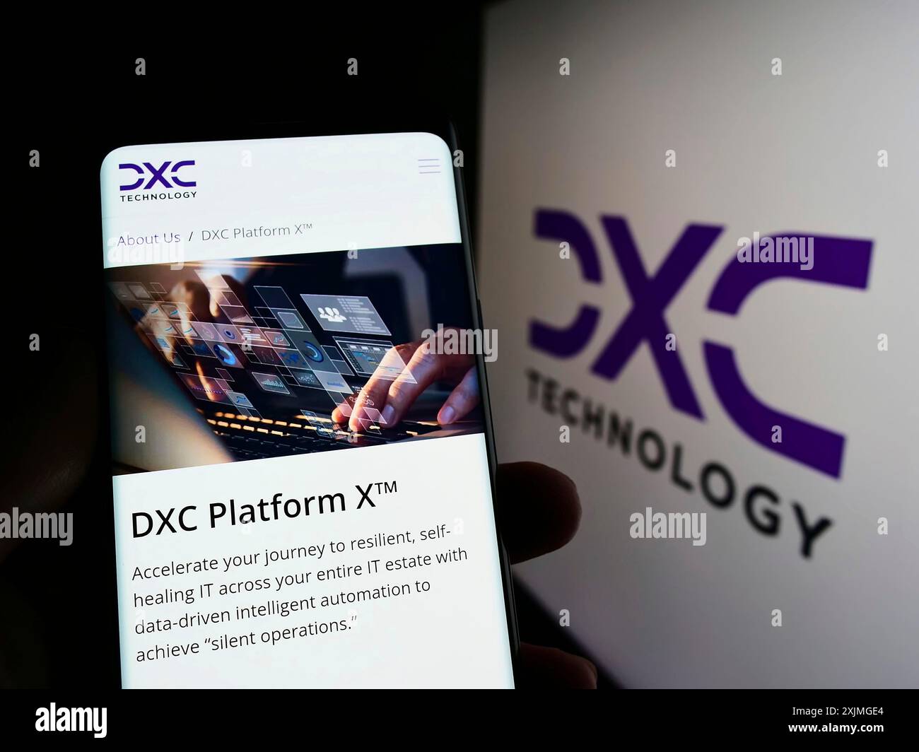 Stoccarda, Germania, 07-10-2022: Persona che possiede uno smartphone con pagina web della società di consulenza IT statunitense DXC Technology Company sullo schermo con logo. Concentrati su Foto Stock