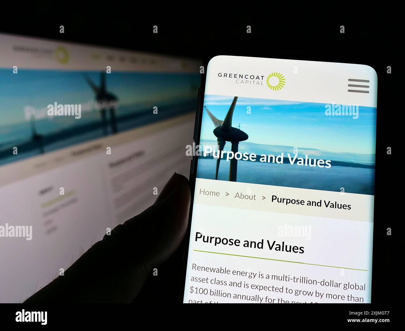 Stoccarda, Germania, 07-16-2022: Persona che detiene uno smartphone con sito web e logo della società di investimento britannica Greencoat Capital LLP sullo schermo. Concentrati Foto Stock