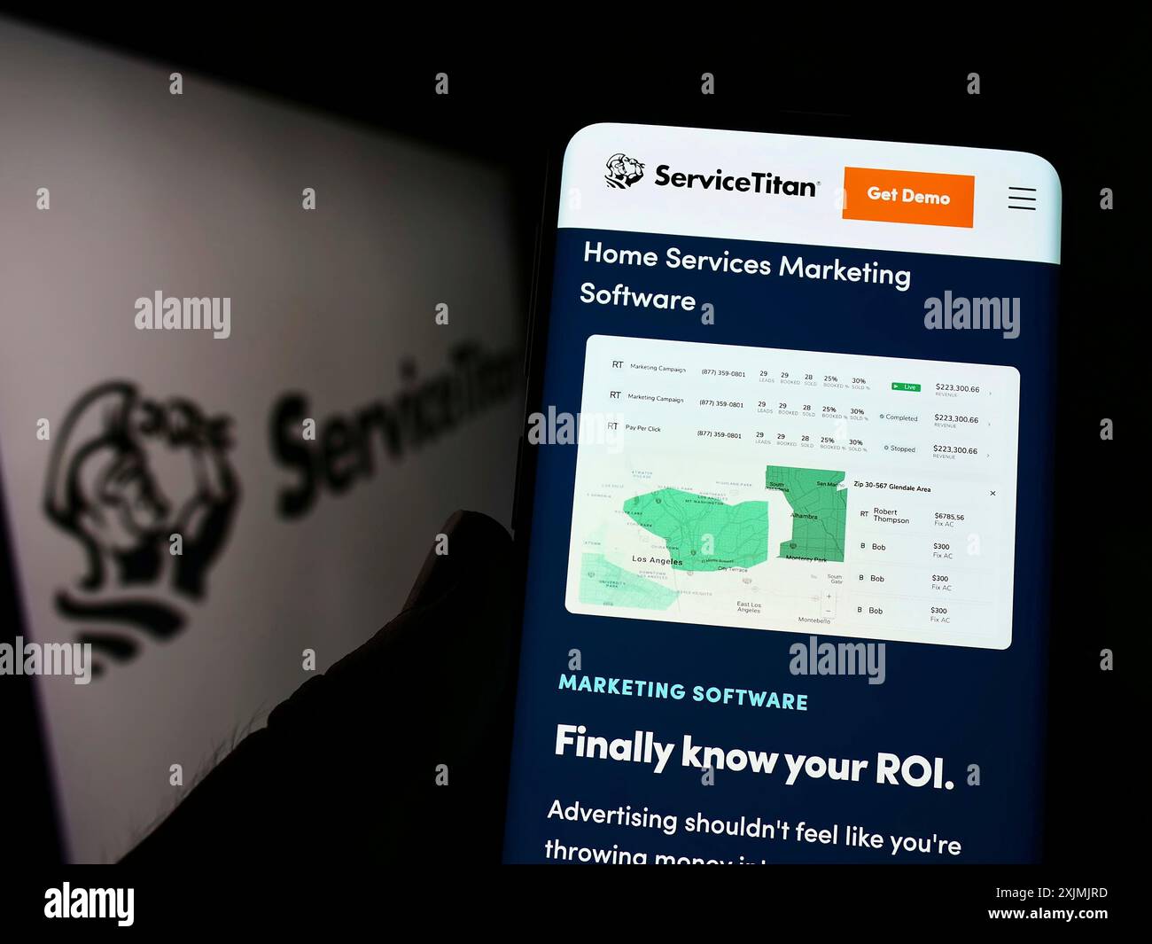 Stoccarda, Germania, 07-31-2022: Persona che possiede uno smartphone con pagina web della società di software statunitense ServiceTitan Inc. Sullo schermo davanti al logo. Concentrati su Foto Stock