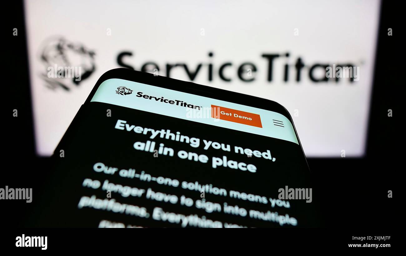 Stoccarda, Germania, 07-31-2022: Telefono cellulare con sito web della società di software statunitense ServiceTitan Inc. Sullo schermo davanti al logo aziendale. Concentrati su Foto Stock