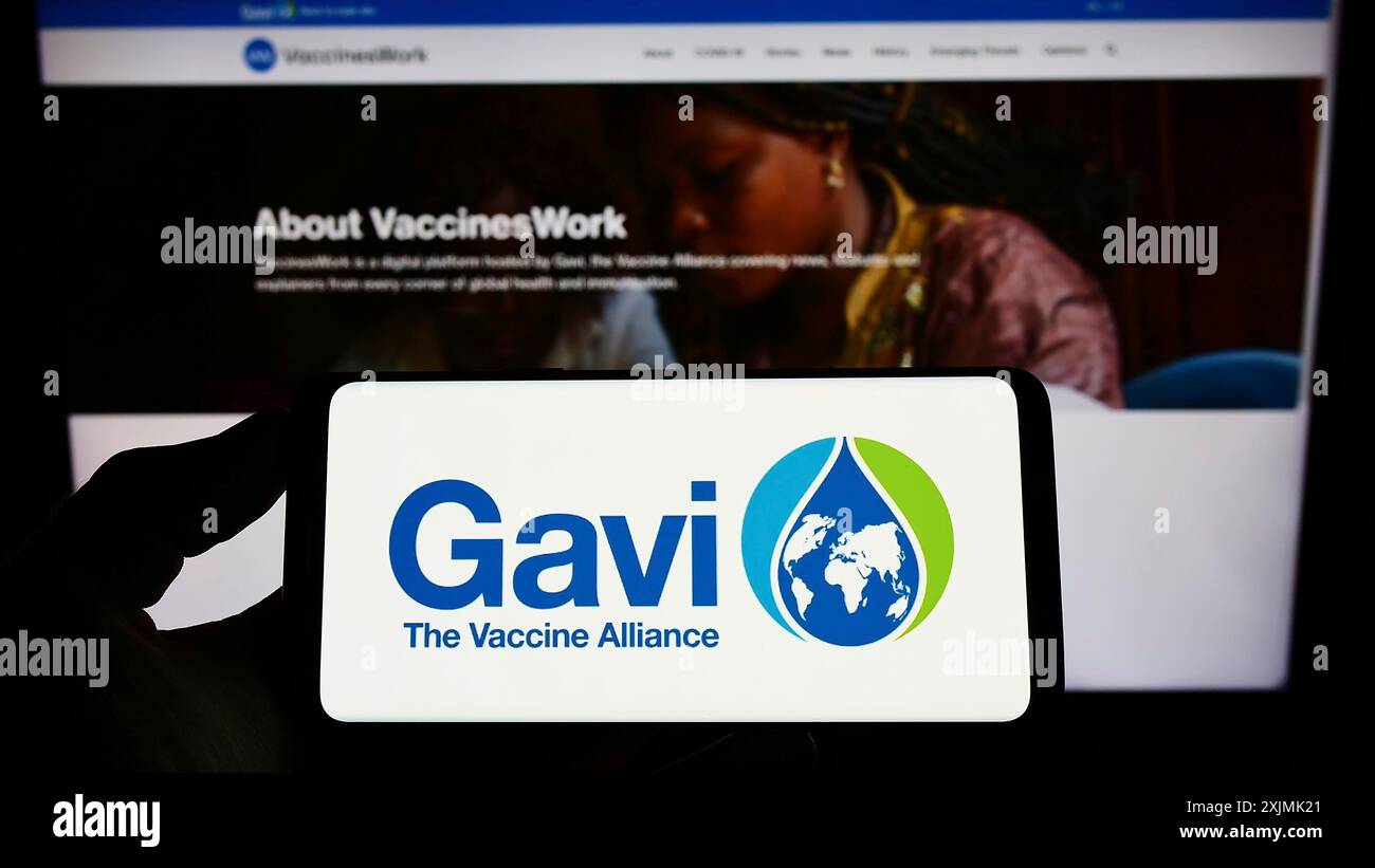 Stoccarda, Germania, 07-31-2022: Persona con smartphone con logo della partnership sanitaria Gavi, l'Alleanza dei vaccini sullo schermo davanti al sito web. Foto Stock