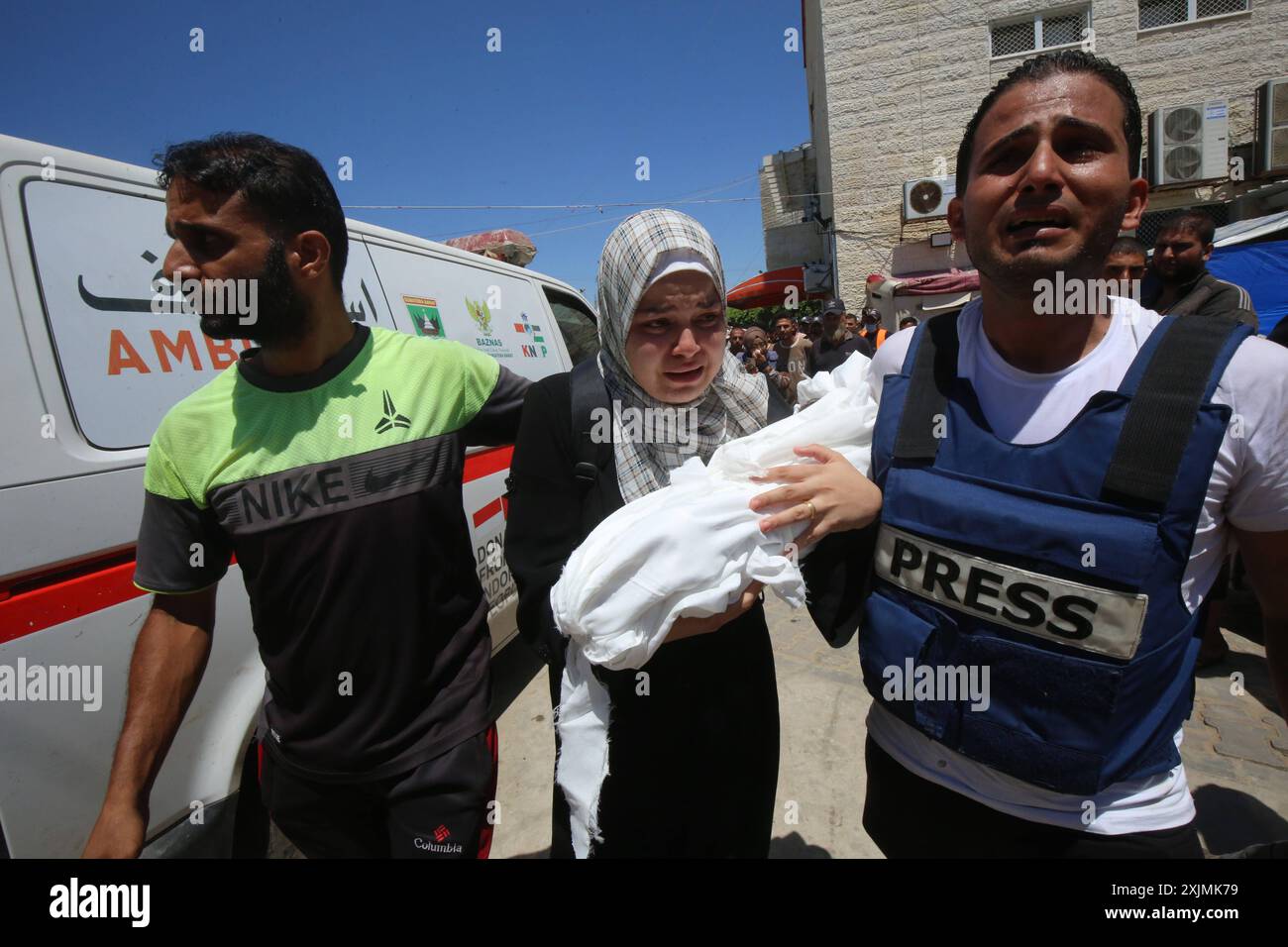 Mahmoud al-Louh, corrispondente della stampa, piange i corpi di sua sorella e di sua figlia neonata il corrispondente della stampa Mahmoud al-Louh, piange i corpi di sua sorella e di sua figlia, dopo essere stati uccisi in un attacco aereo israeliano nella loro casa a nord di Nuseirat, nella Striscia centrale di Gaza, il 19 luglio 2024. Foto di Ali Hamad apaimages Dair El-Balah Striscia di Gaza territorio palestinese 190724_Dair_EL-Balah_AH_1_0063 Copyright: XapaimagesxAlixHamadxapaimagesx Foto Stock