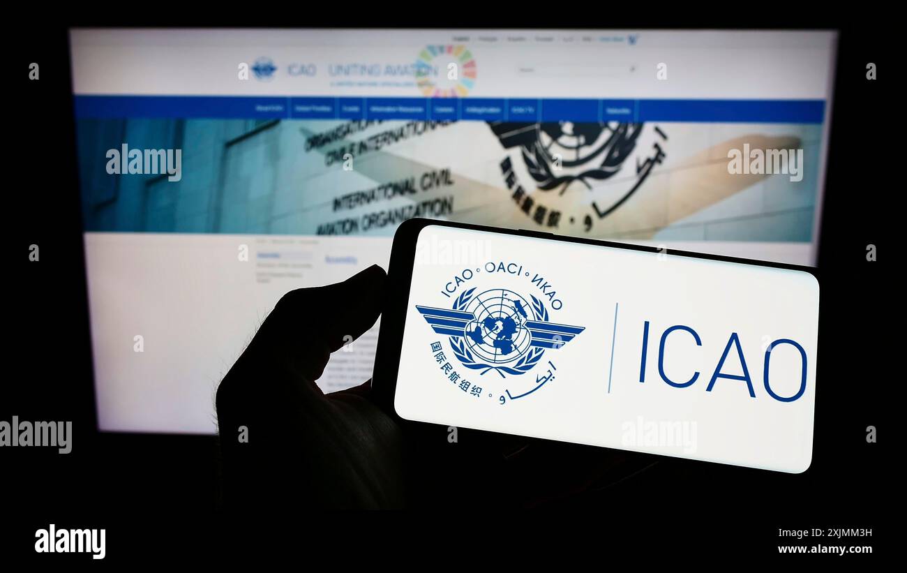 Stoccarda, Germania, 09-04-2022: Persona che detiene un cellulare con il logo dell’Organizzazione internazionale dell’aviazione civile (ICAO) sullo schermo davanti alla pagina web. Foto Stock