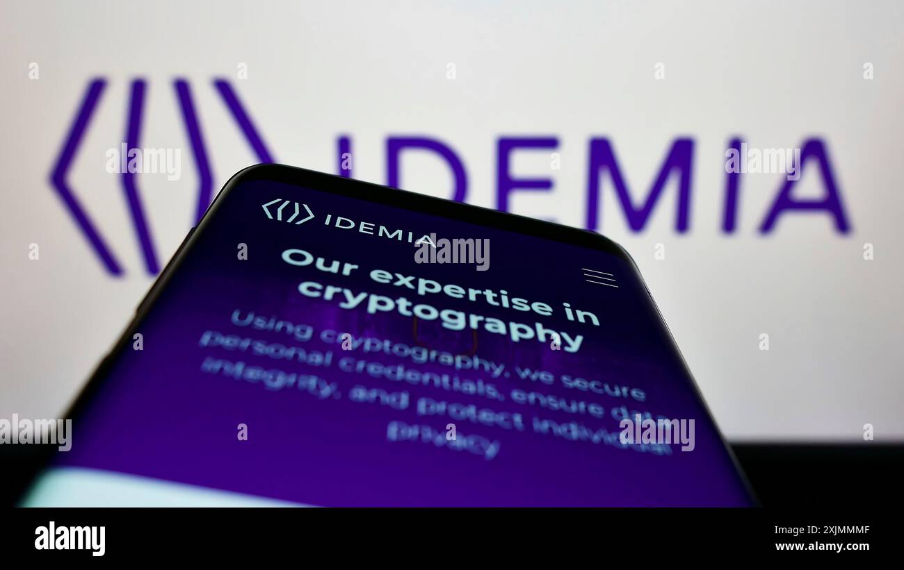Stoccarda, Germania, 09-09-2022: Telefono cellulare con sito web della società tecnologica IDEMIA France SAS sullo schermo davanti al logo aziendale. Concentrati su Foto Stock