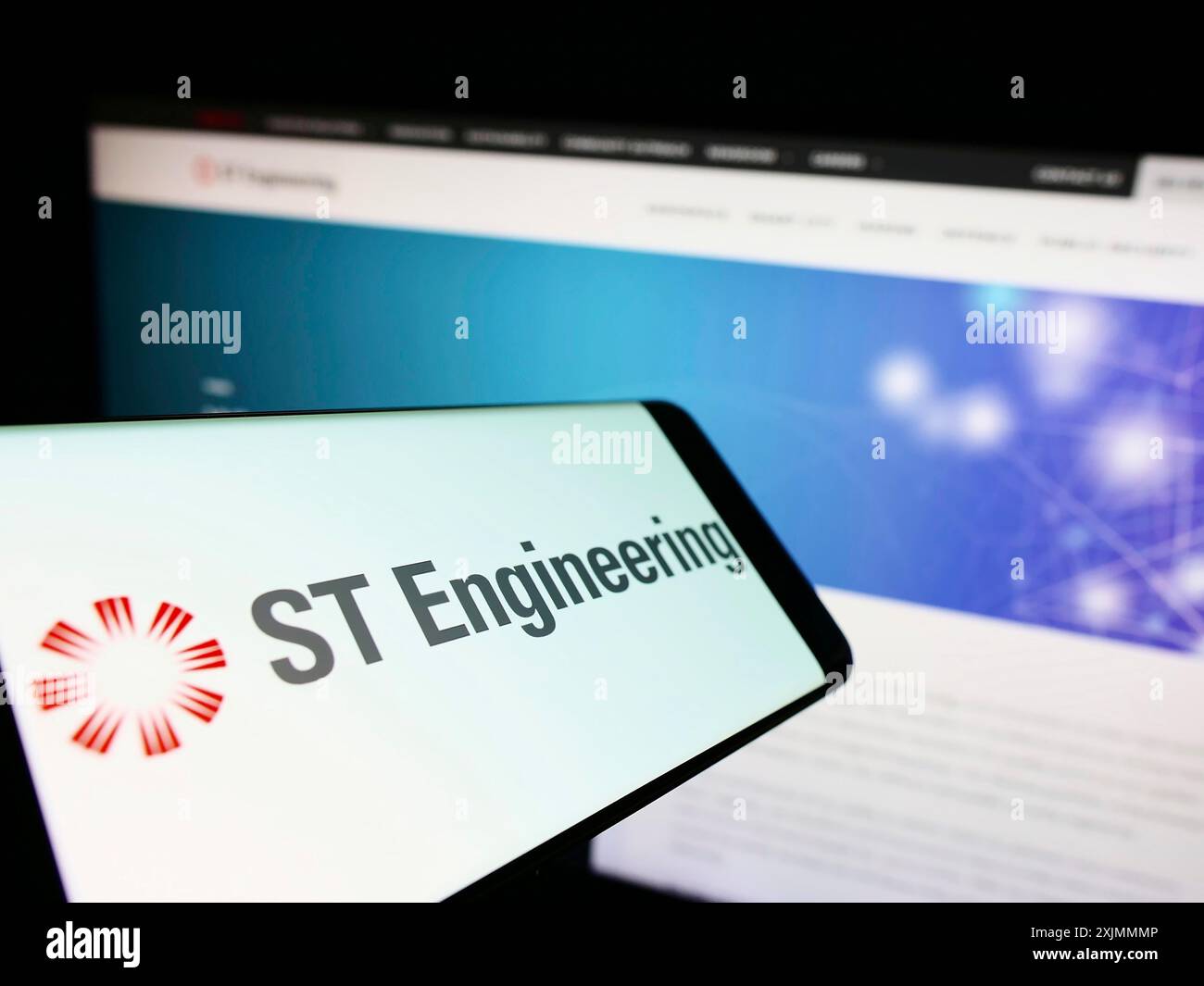 Stoccarda, Germania, 09-09-2022: Telefono cellulare con logo Singapore Technologies Engineering Ltd. (ST) sullo schermo davanti al sito Web. Concentrati su Foto Stock