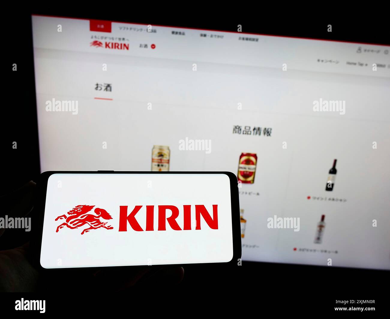 Smartphone con logo di Japanese Kirin Brewery Company Limited sullo schermo davanti al sito Web. Mettere a fuoco il display del telefono Foto Stock