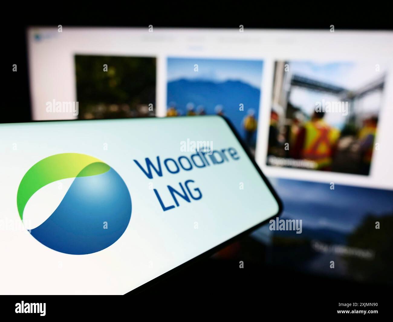 Stoccarda, Germania, 09-11-2022: Smartphone con logo della società canadese del gas Woodfiber LNG Limited sullo schermo davanti al sito Web aziendale. Concentrati su Foto Stock