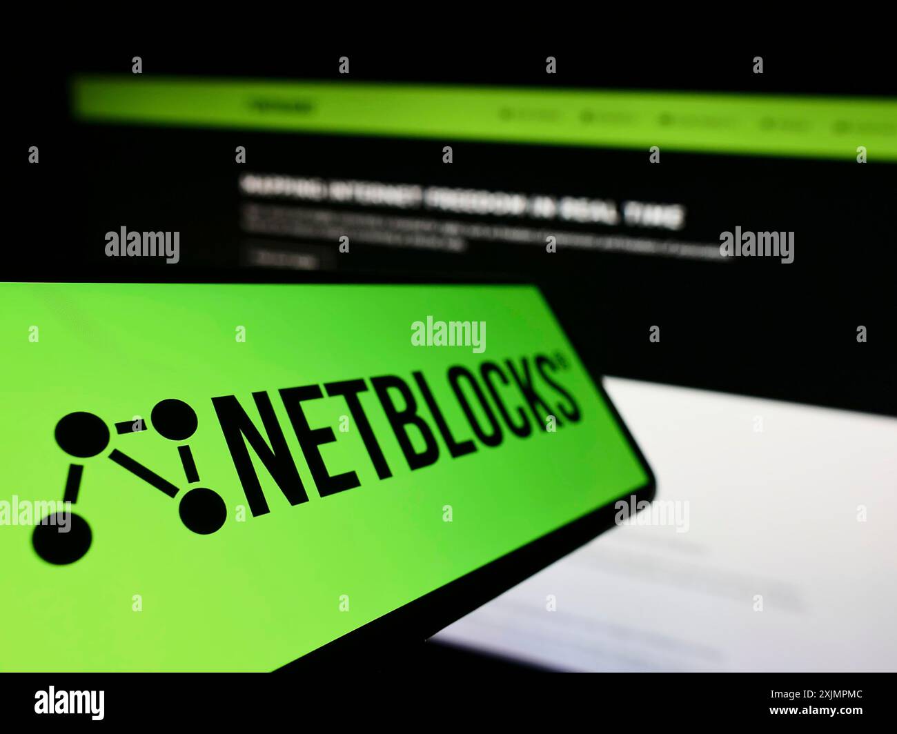 Stoccarda, Germania, 10-01-2022: Cellulare con logo di Internet Watchdog NetBlocks Ltd. Sullo schermo davanti al sito web. Mettere a fuoco la parte sinistra del display del telefono Foto Stock