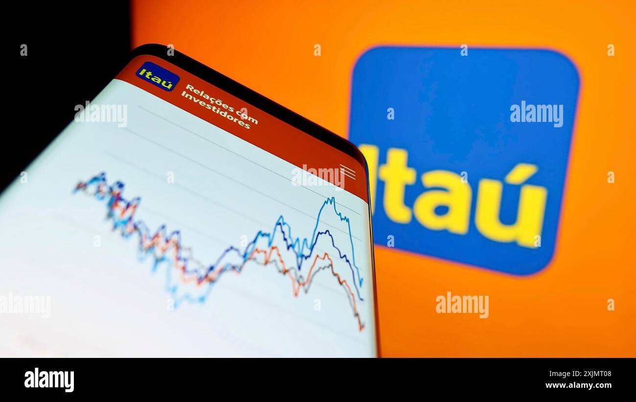 Stoccarda, Germania, 10-14-2022: Telefono cellulare con pagina web della società brasiliana Itau Unibanco Holding SA sullo schermo davanti al logo aziendale. Concentrati su Foto Stock