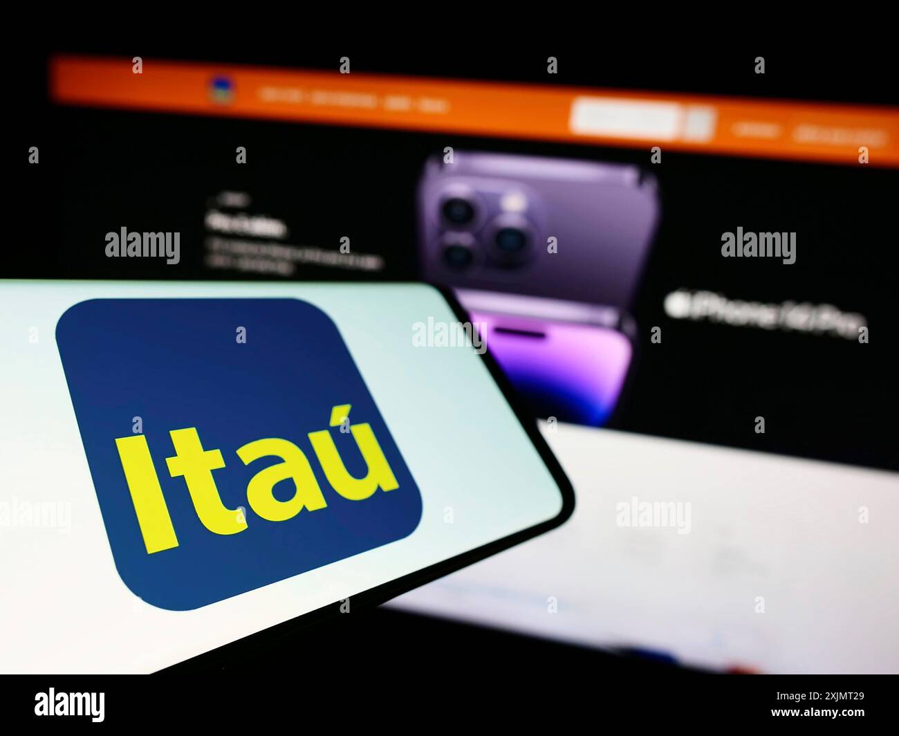 Stoccarda, Germania, 10-14-2022: Cellulare con logo della società brasiliana Itau Unibanco Holding SA sullo schermo di fronte al sito web aziendale. Concentrati su Foto Stock