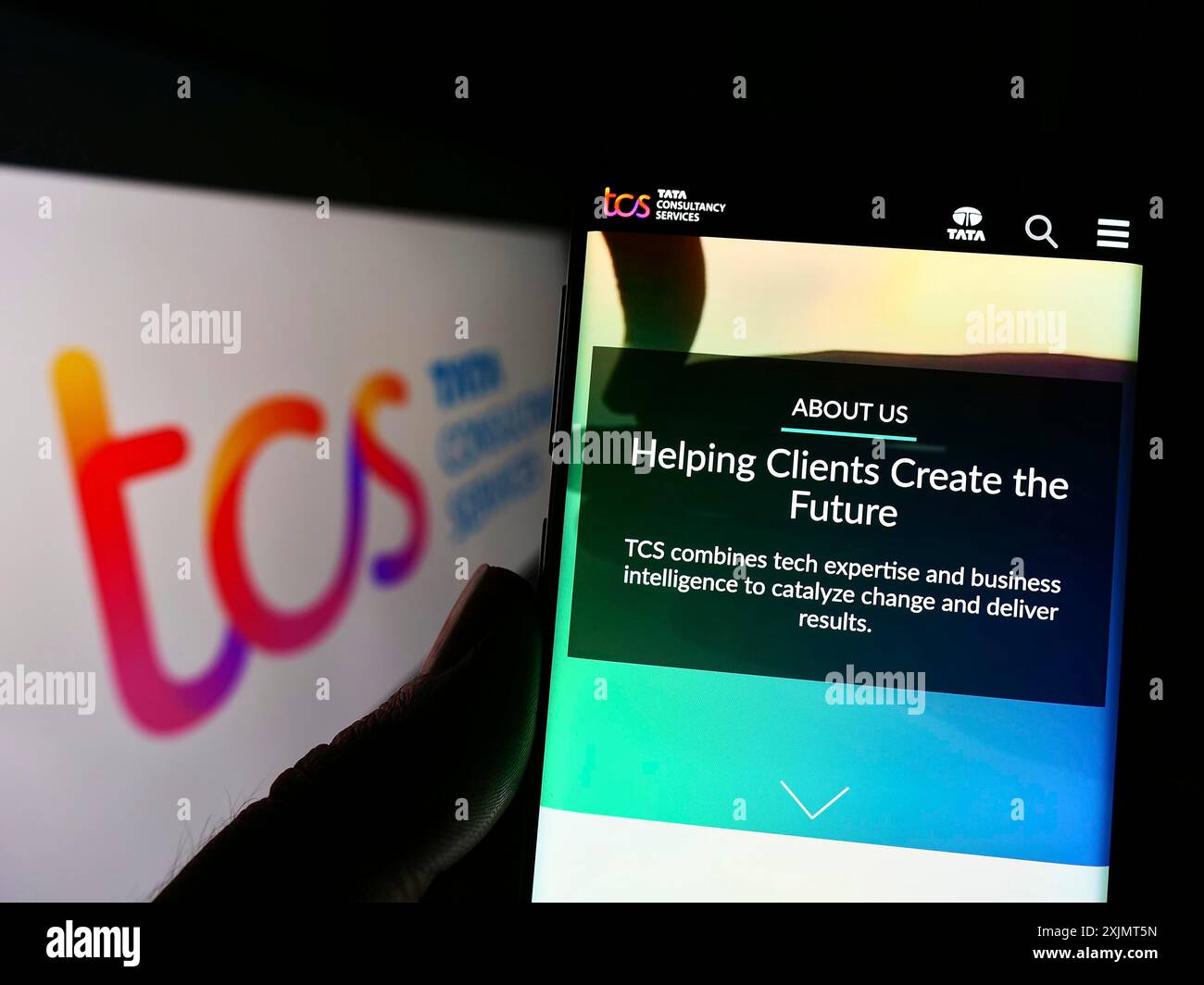 Stoccarda, Germania, 10-21-2022: Persona che detiene il cellulare con pagina web della società indiana Tata Consultancy Services (TCS) su schermo con logo. Concentrati su Foto Stock