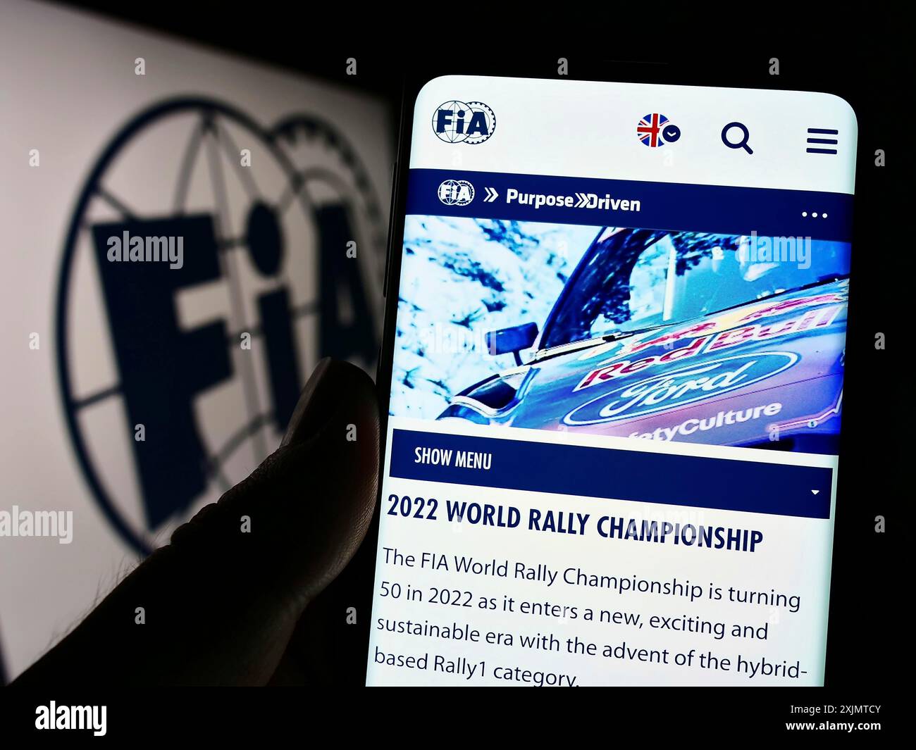 Stoccarda, Germania, 10-24-2022: Persona che tiene il cellulare con la pagina web della Federazione Internazionale dell'Automobile (FIA) sullo schermo davanti al logo. Concentrati Foto Stock
