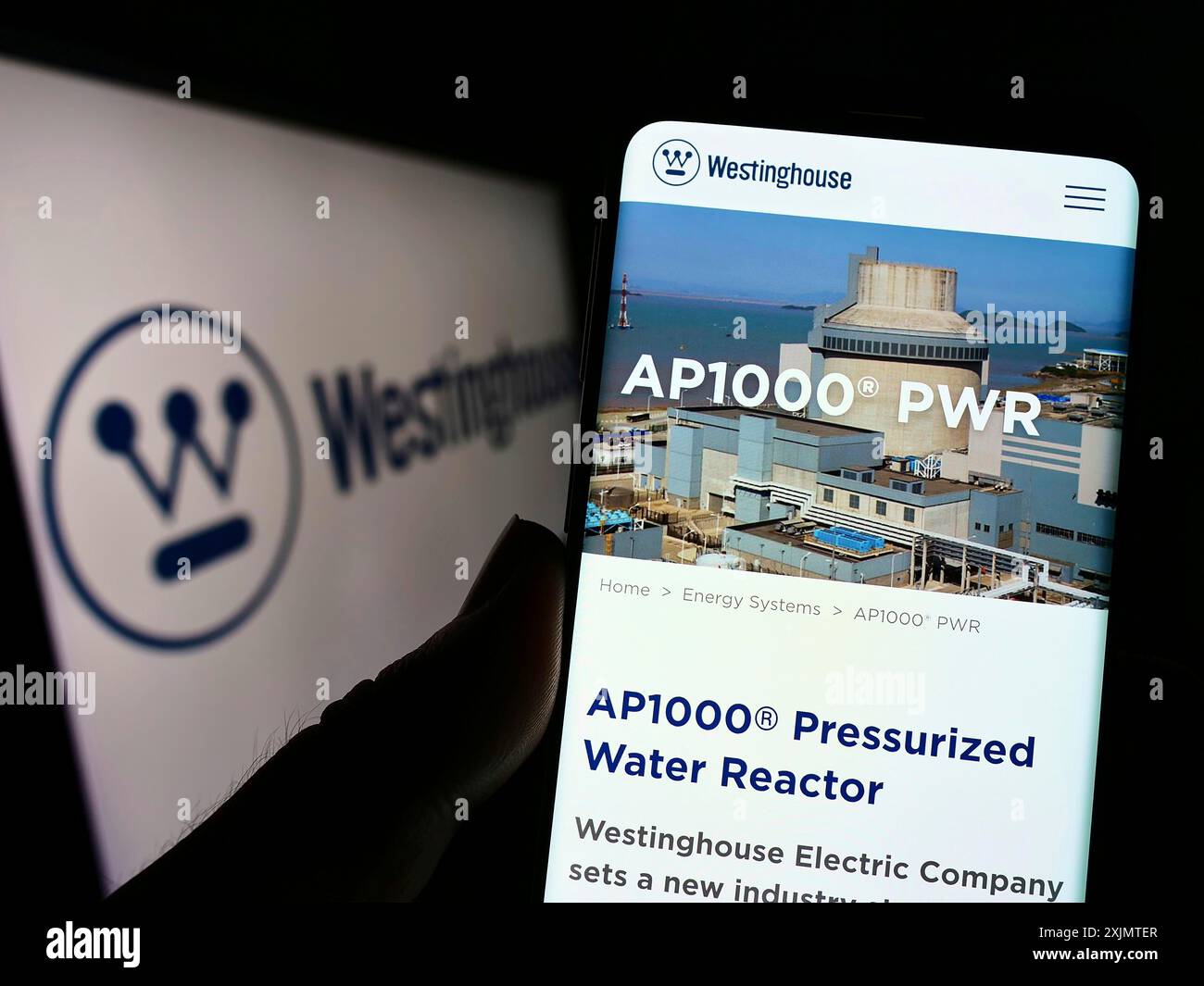 Stoccarda, Germania, 10-26-2022: Persona che detiene il cellulare con il sito web di Westinghouse Electric Company LLC sullo schermo davanti al logo aziendale. Concentrati Foto Stock