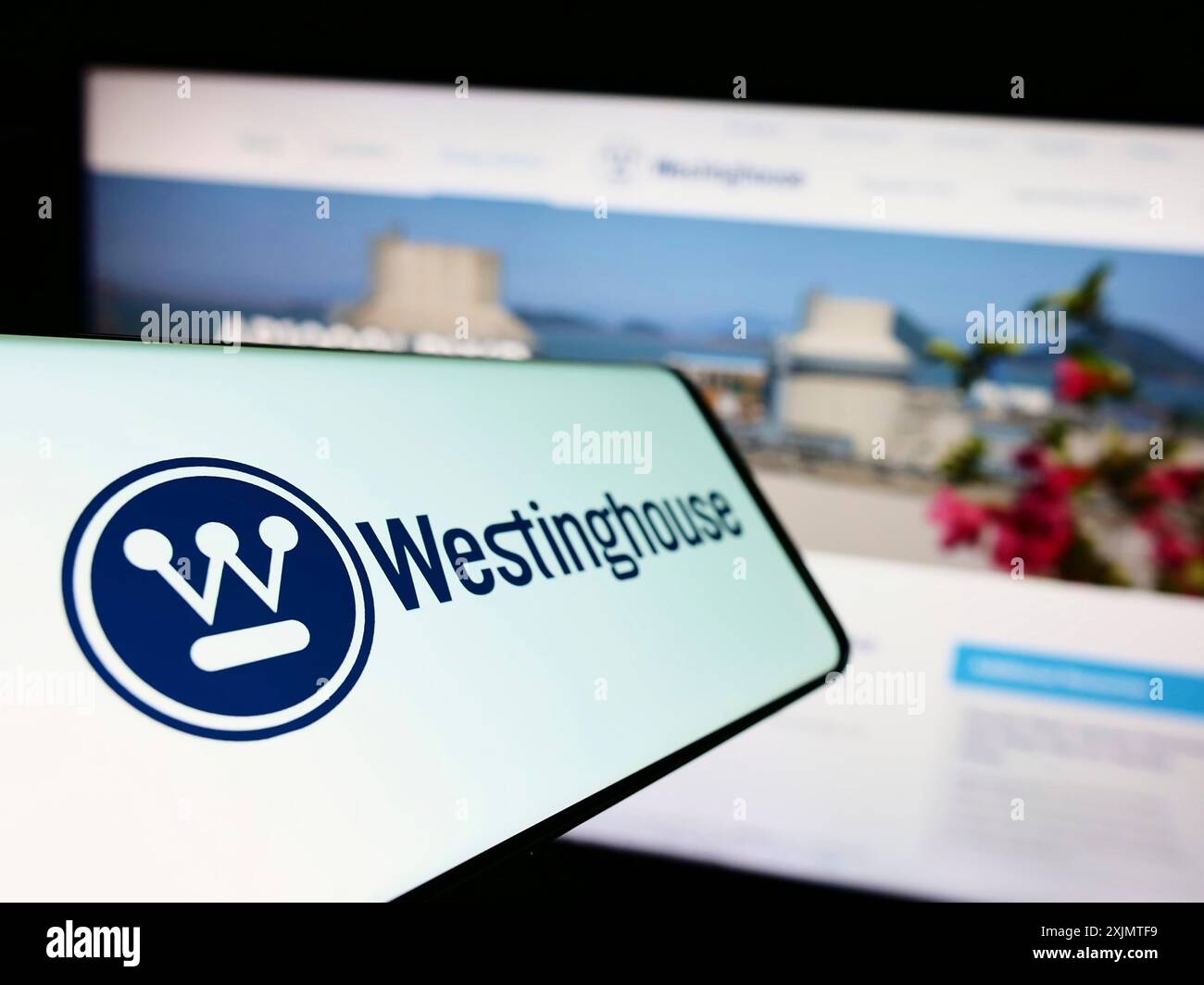 Stoccarda, Germania, 10-26-2022: Smartphone con logo Westinghouse Electric Company LLC sullo schermo davanti al sito Web aziendale. Concentrati a sinistra di Foto Stock