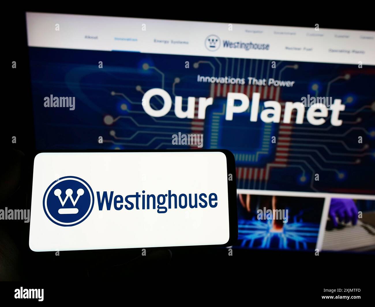 Stoccarda, Germania, 10-26-2022: Persona che possiede uno smartphone con il logo di Westinghouse Electric Company LLC sullo schermo davanti al sito web. Concentrati su Foto Stock