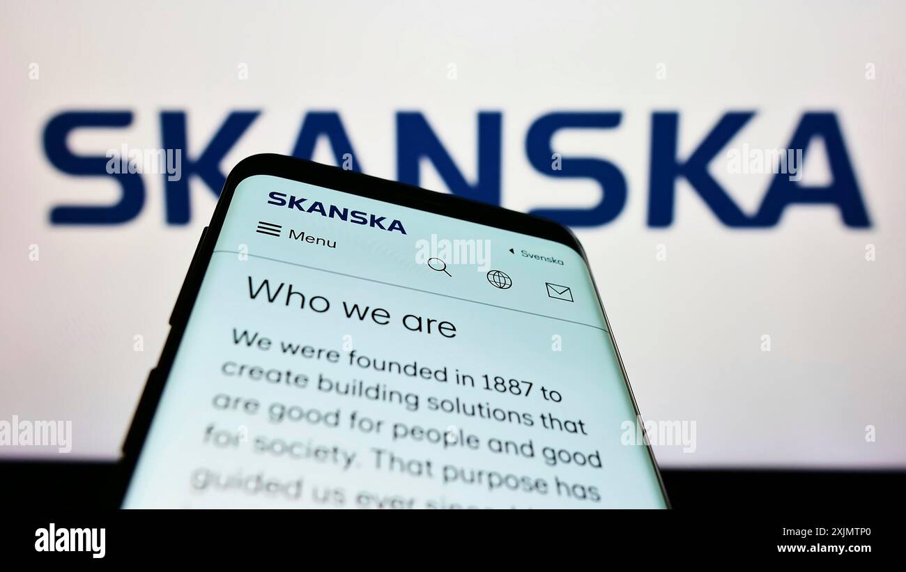Stoccarda, Germania, 10-27-2022: Telefono cellulare con pagina web della società di costruzioni svedese Skanska AB sullo schermo davanti al logo aziendale. Concentrati su Foto Stock