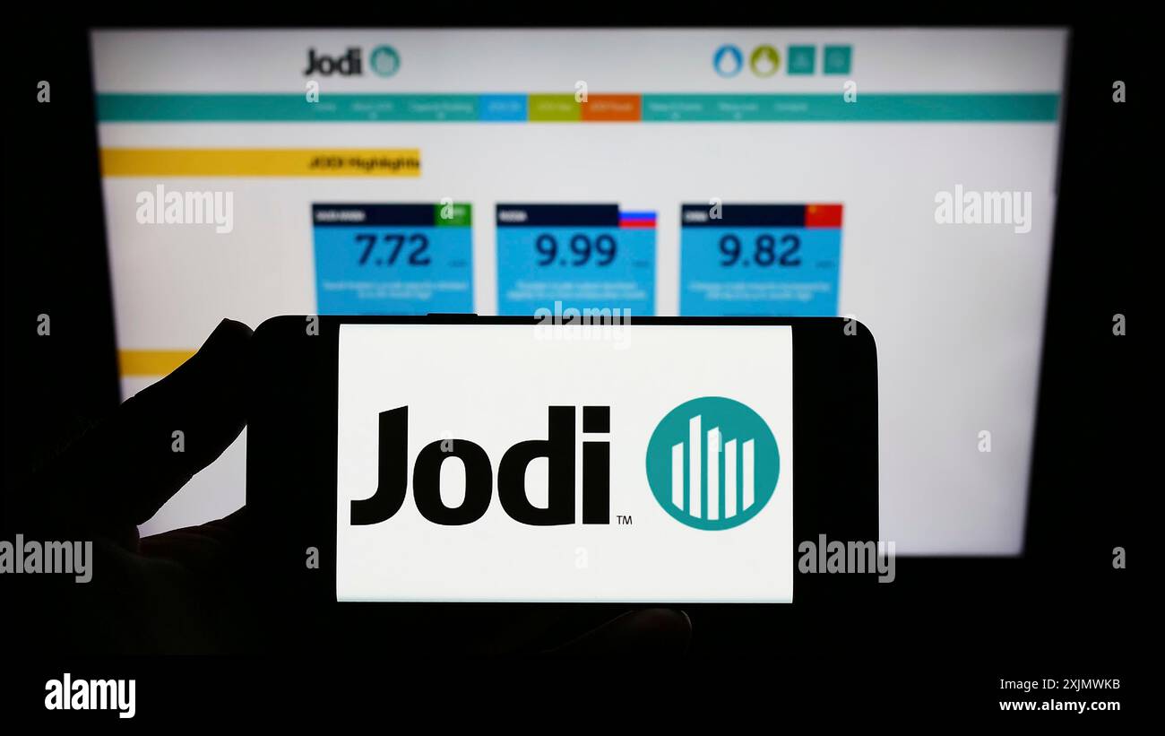 Stoccarda, Germania, 12-02-2022: Persona che possiede uno smartphone con il logo della Joint Organisations Data Initiative (JODI) sullo schermo di fronte al sito web. Foto Stock