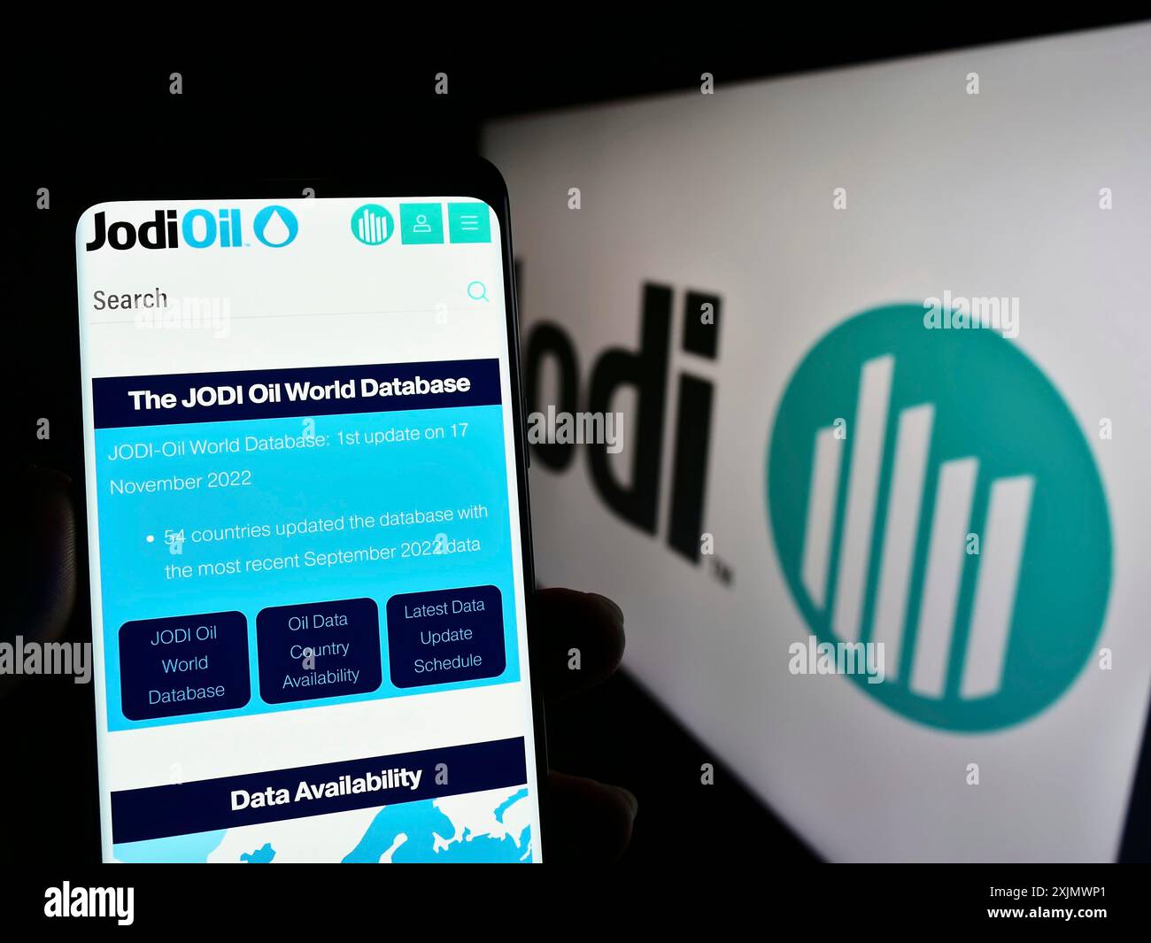 Stoccarda, Germania, 12-02-2022: Persona che possiede uno smartphone con il sito web della Joint Organisations Data Initiative (JODI) sullo schermo davanti al logo. Foto Stock