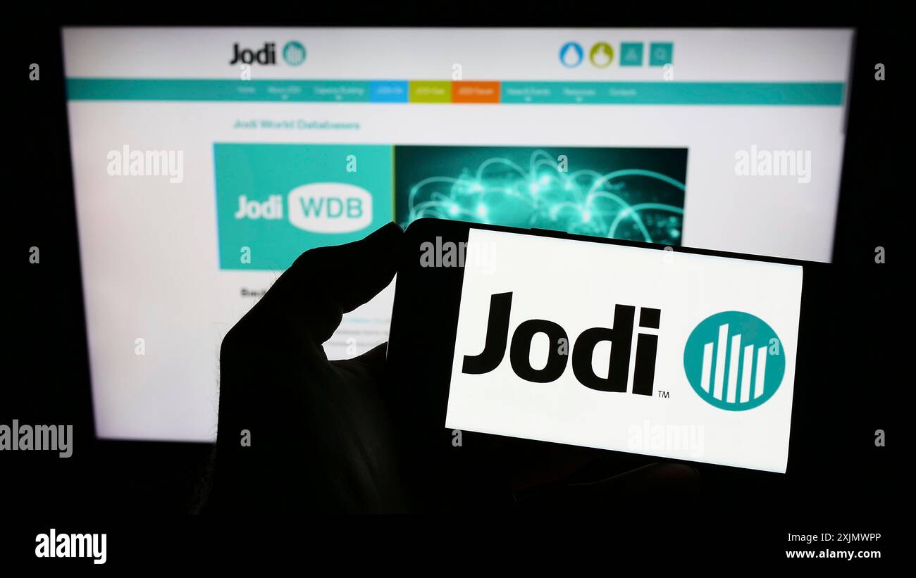 Stoccarda, Germania, 12-03-2022: Persona che tiene un cellulare con il logo della Joint Organisations Data Initiative (JODI) sullo schermo davanti alla pagina web. Concentrati Foto Stock