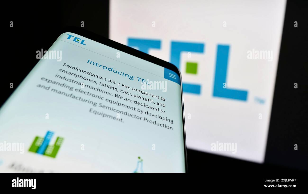 Stoccarda, Germania, 12-04-2022: Smartphone con sito web della società giapponese Tokyo Electron Limited (TEL) sullo schermo davanti al logo aziendale. Concentrati Foto Stock