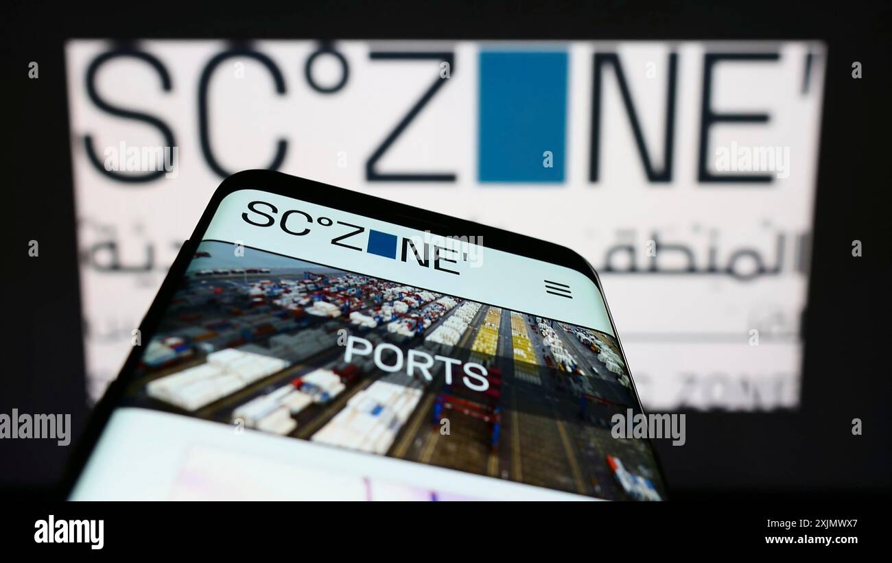 Stoccarda, Germania, 12-04-2022: Telefono cellulare con pagina web della zona economica del canale di Suez egiziano (SCZONE) sullo schermo davanti al logo. Concentrati in alto a sinistra Foto Stock