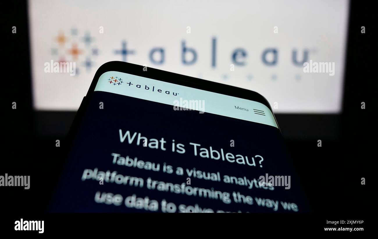Stoccarda, Germania, 12-30-2022: Telefono cellulare con sito web della società statunitense Tableau software Inc. Sullo schermo davanti al logo aziendale. Concentrati in alto a sinistra Foto Stock