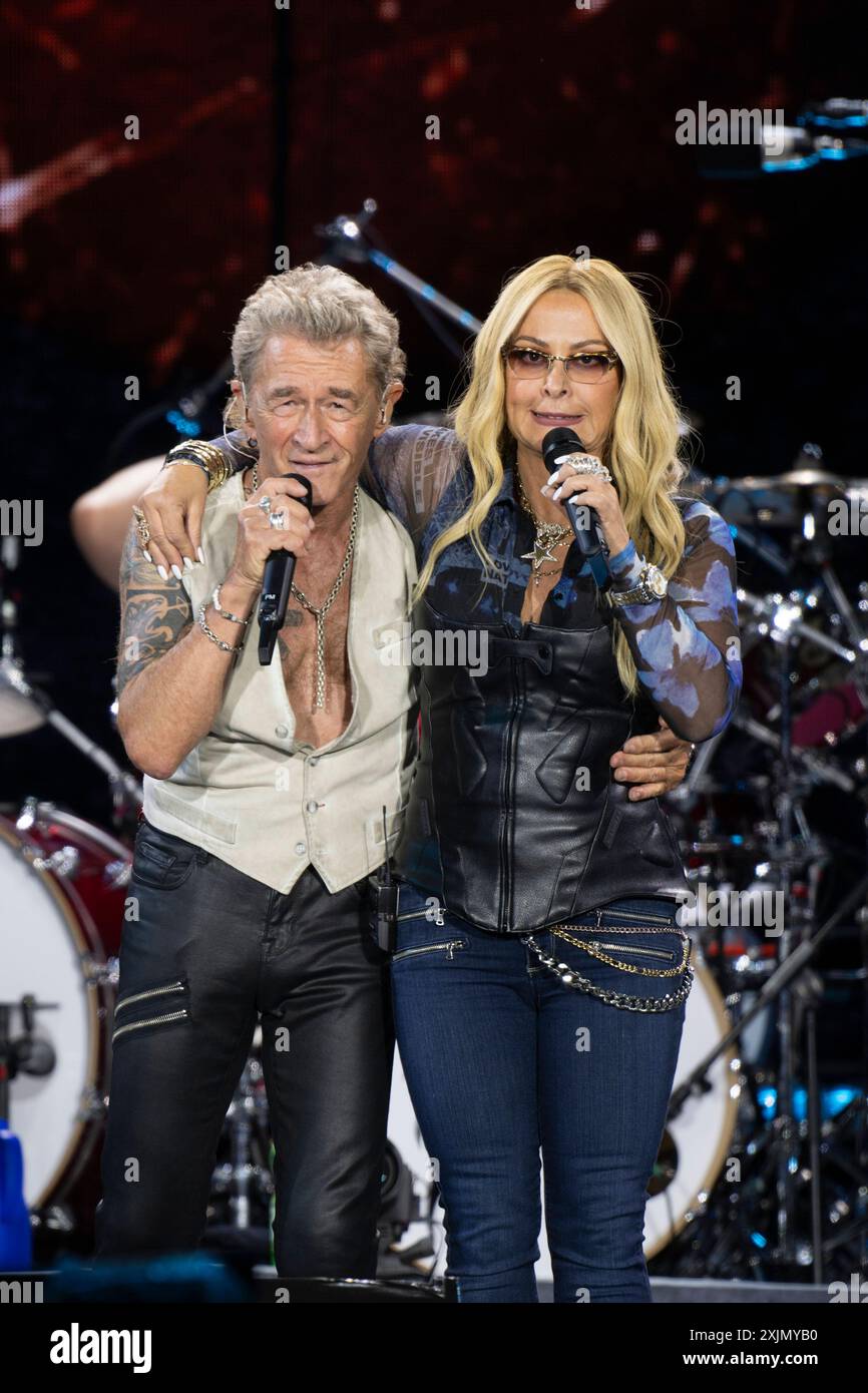 Peter Maffay und Anastacia. 18.07.2024 spielte Peter Maffay im Rahmen Seiner Farewell-Tour ein Konzert im Deutsche Bank Park a Francoforte sul meno. MIT dabei waren Gäste wie Anastacia, Johannes Oerding und Bülent Ceylan. *** Peter Maffay e Anastacia il 18 luglio 2024, Peter Maffay suonò un concerto al Deutsche Bank Park di Francoforte sul meno come parte del suo Farewell Tour. Gli ospiti includevano Anastacia, Johannes Oerding e Bülent Ceylan KONZPETERMAFFAY Foto Stock