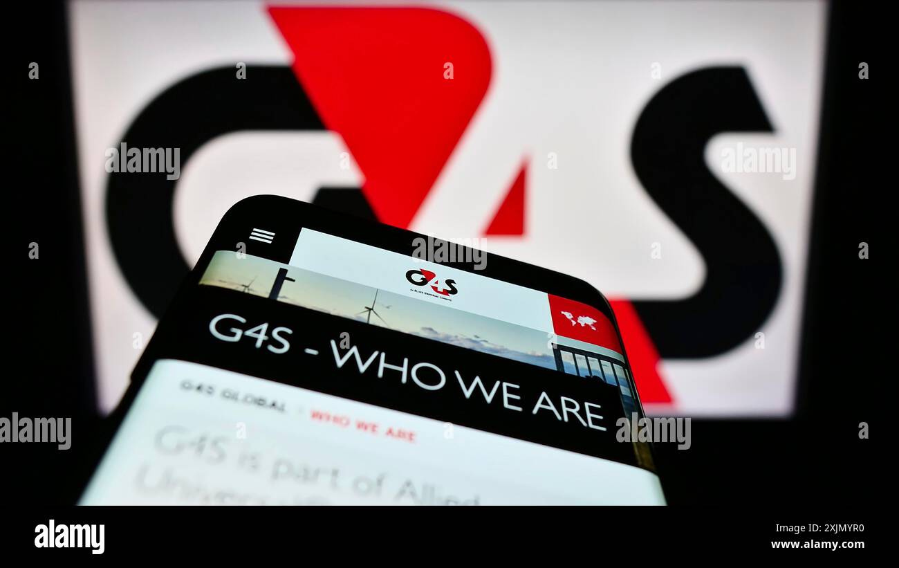 Stoccarda, Germania, 12-25-2022: Smartphone con sito web della società britannica di sicurezza privata G4S Limited sullo schermo davanti al logo aziendale. Concentrati su Foto Stock