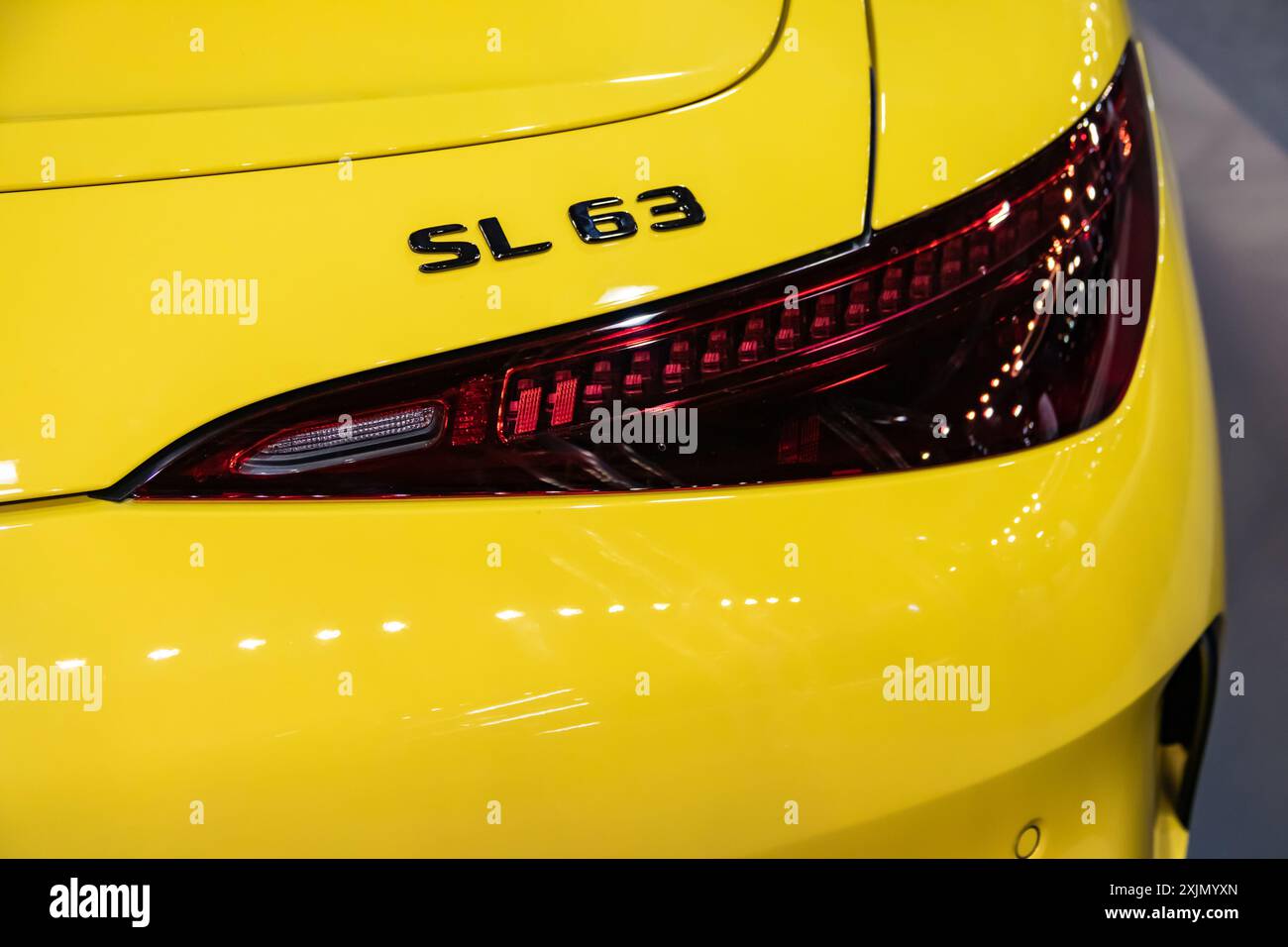 Dettagli della Mercedes Benz SL63 V8 Turbo AMG in giallo è un'auto sportiva di lusso nota per le sue prestazioni potenti e il design elegante Foto Stock