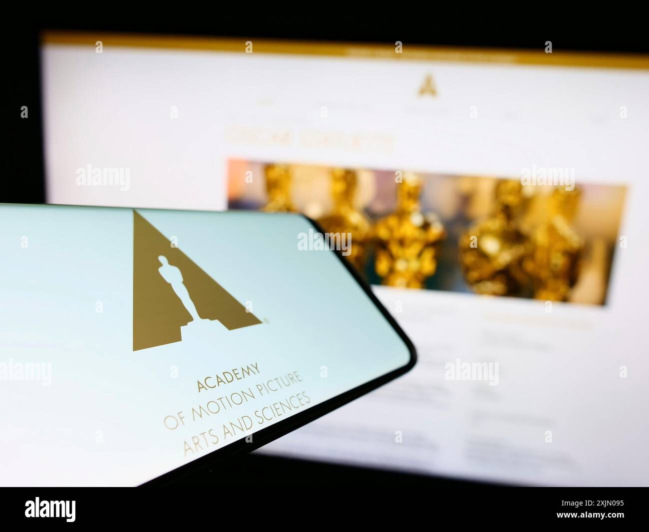 Stoccarda, Germania, 01-08-2023: Telefono cellulare con logo dell'Accademia delle Arti e delle Scienze del cinema (AMPAS) sullo schermo davanti al sito web. Concentrati su Foto Stock