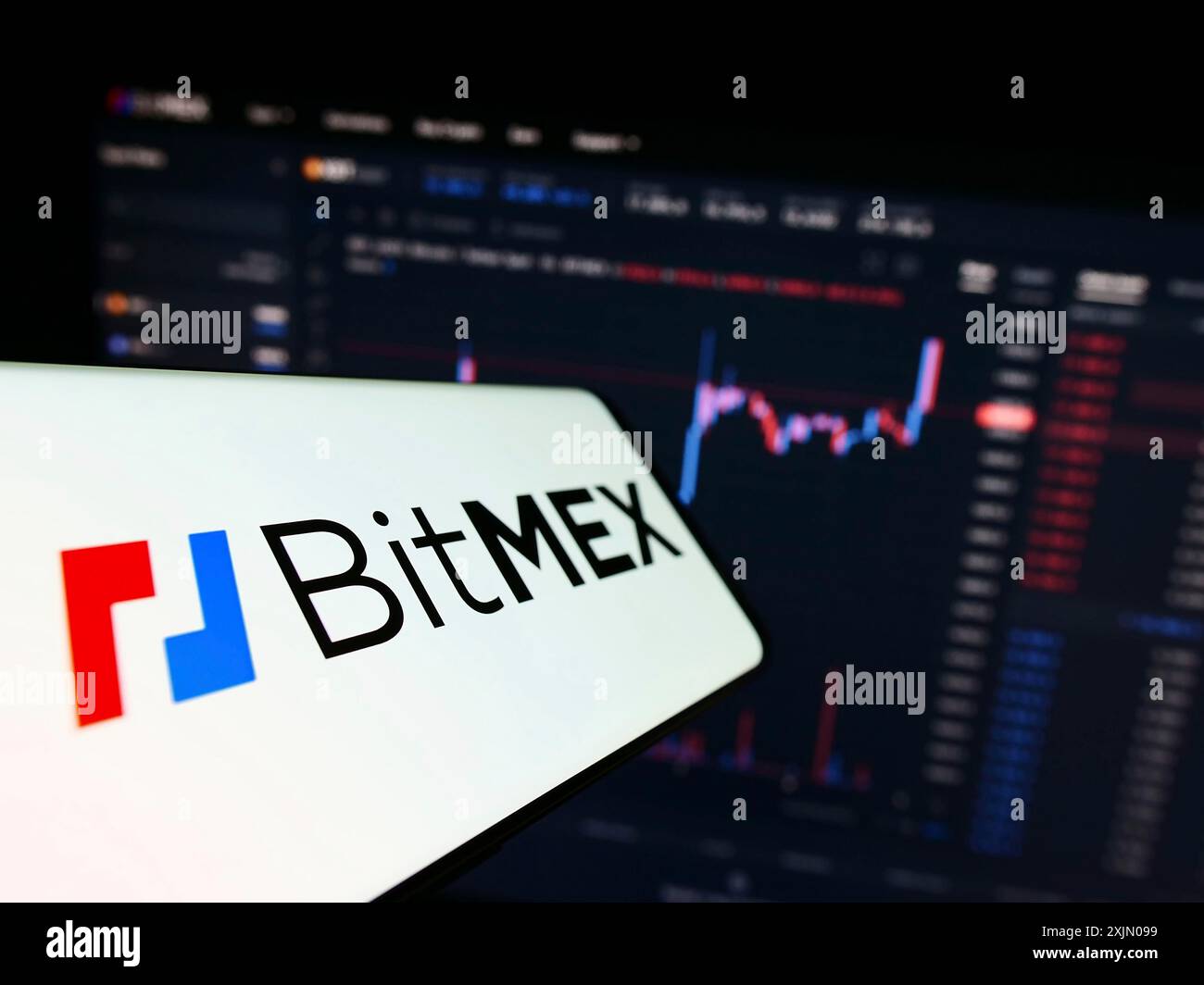 Stoccarda, Germania, 01-08-2023: Smartphone con logo della società HDR Global Trading Limited (BitMEX) sullo schermo davanti al sito Web aziendale. Concentrati su Foto Stock