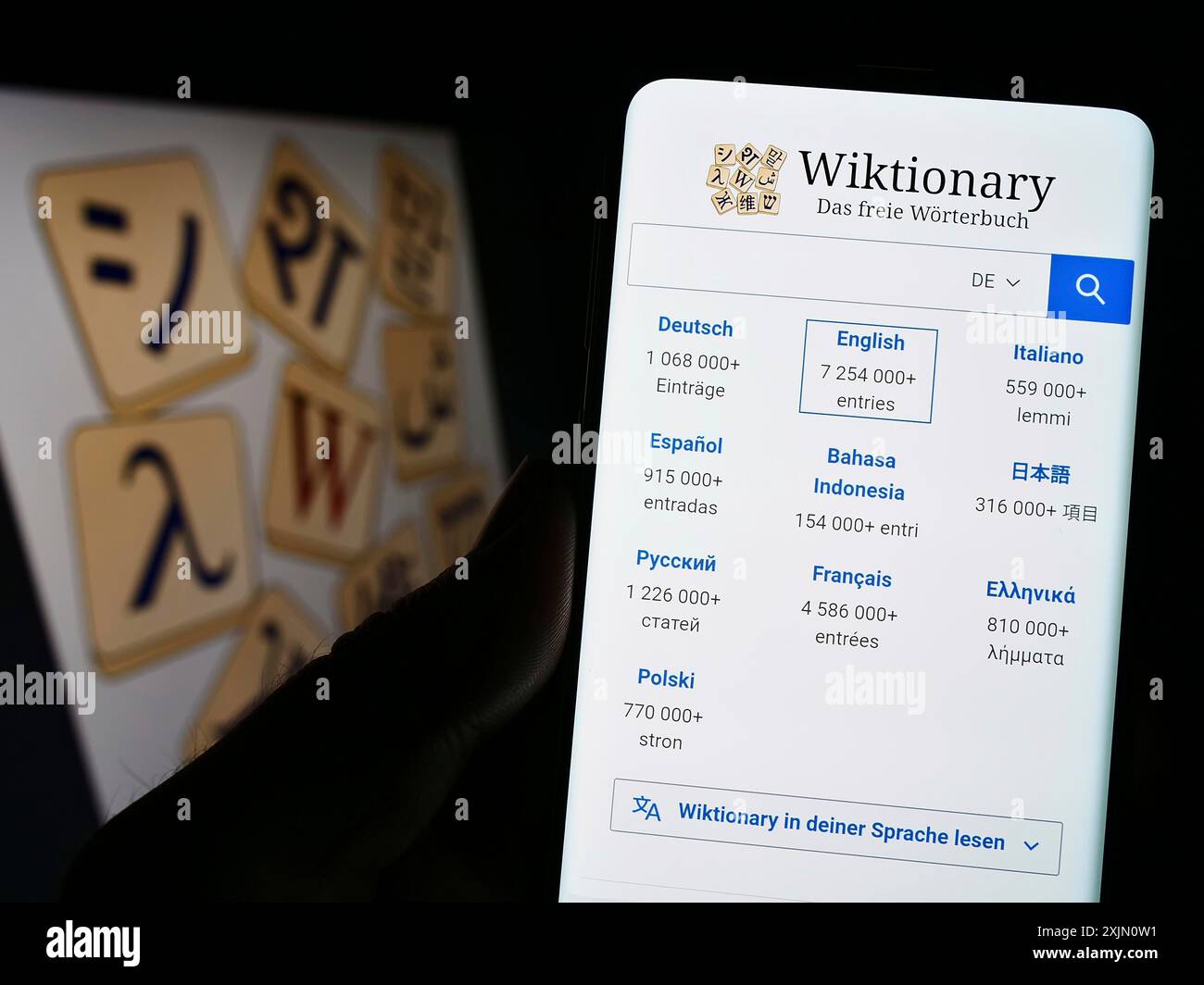 Stoccarda, Germania, 01-15-2023: Persona che detiene un cellulare con sito web del dizionario online Wiktionary (Wikimedia) sullo schermo davanti al logo. Concentrati Foto Stock
