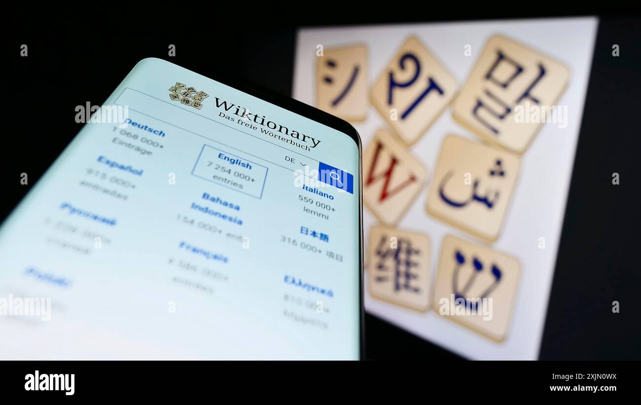 Stoccarda, Germania, 01-15-2023: Telefono cellulare con pagina web del dizionario Wiktionary (Wikimedia) sullo schermo davanti al logo. Concentrati in alto a sinistra Foto Stock