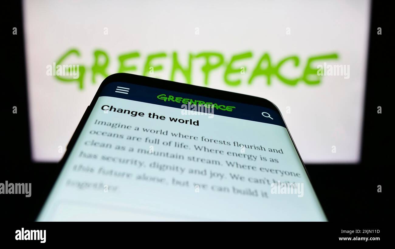 Stoccarda, Germania, 01-26-2023: Smartphone con sito web della rete di campagne ambientali Greenpeace sullo schermo davanti al logo. Concentrati in alto a sinistra Foto Stock