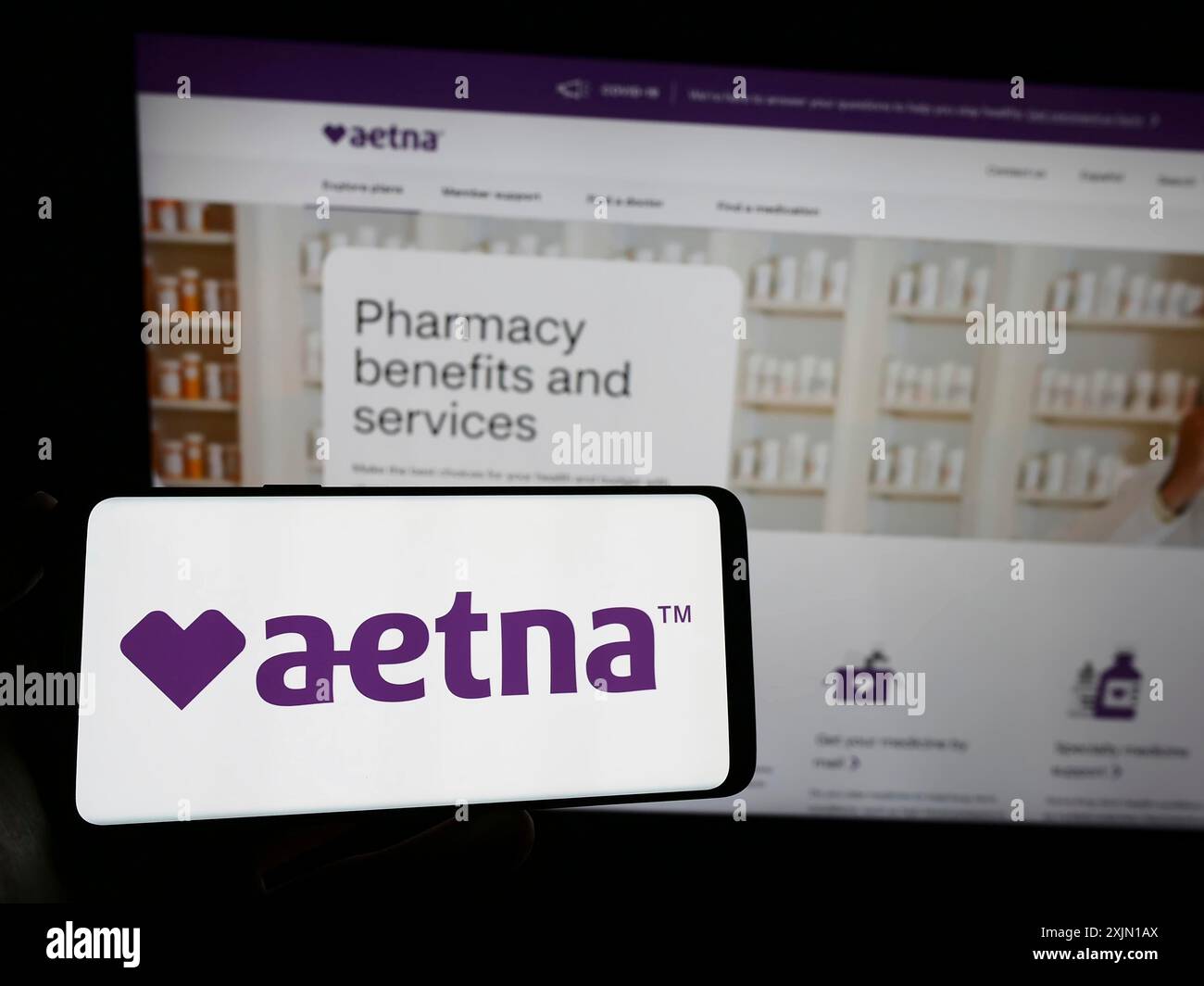 Stoccarda, Germania, 01-14-2023: Persona che possiede uno smartphone con il logo della società sanitaria gestita dagli Stati Uniti Aetna Inc. Sullo schermo davanti al sito Web. Concentrati Foto Stock